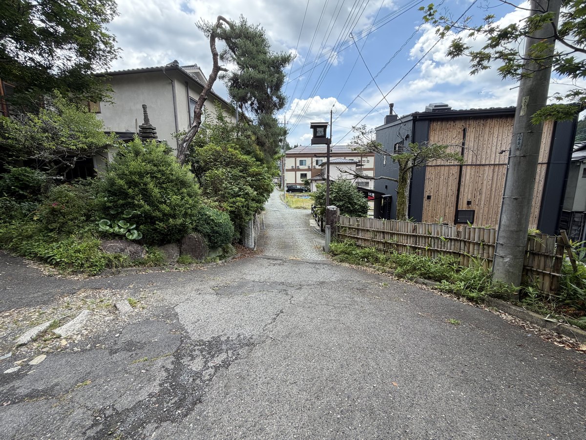 アクセス|湯宿温泉街の細い坂道。車は道幅に注意