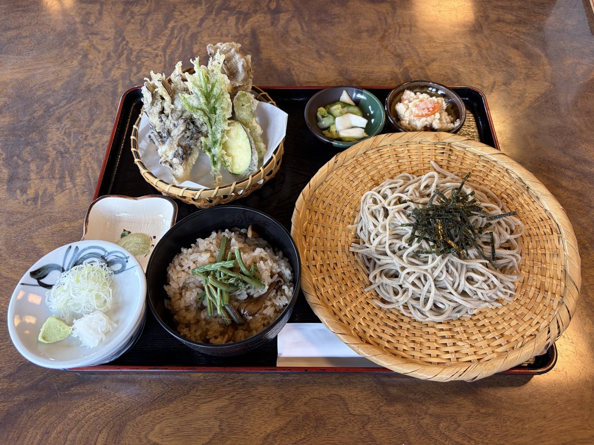 舞茸定食|ざるそば・舞茸天・舞茸ご飯・小鉢・薬味のお盆