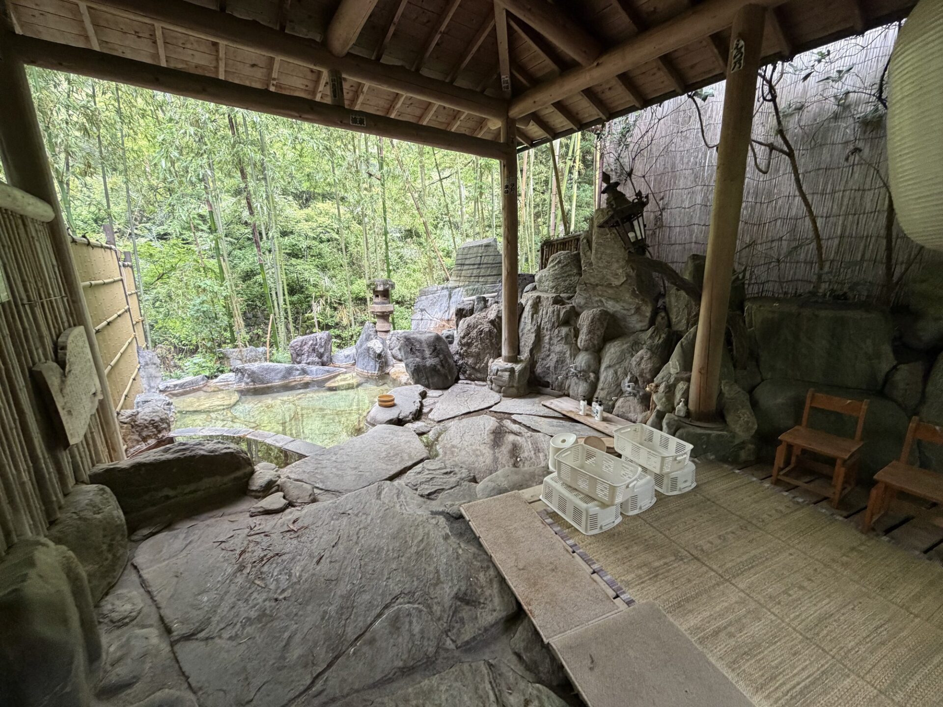 「仙境の湯」全景（竹林・岩組み・灯籠・湯船）