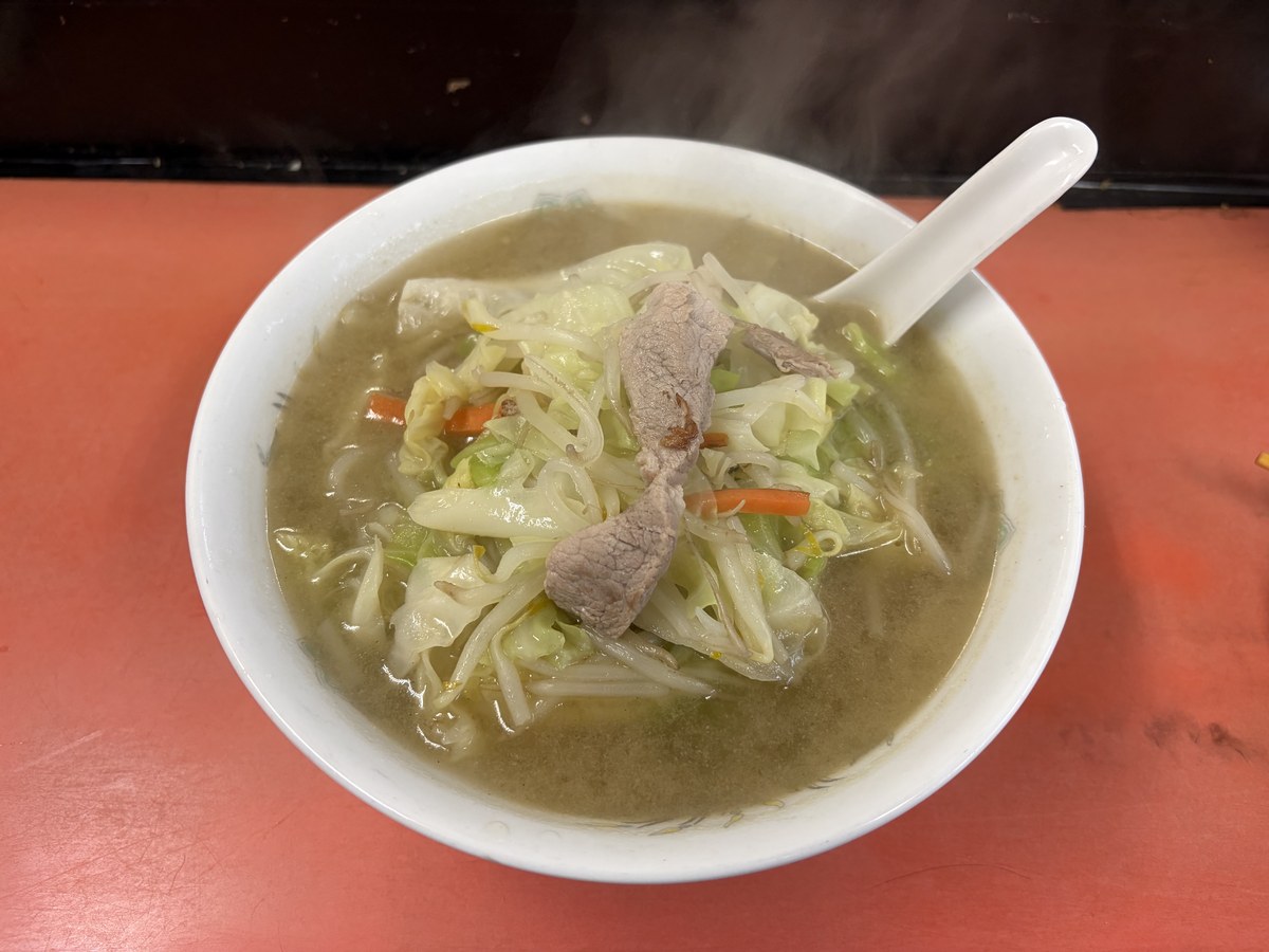 一番のタンメン。もやし・キャベツ・人参・豚肉がたっぷりのった塩スープ