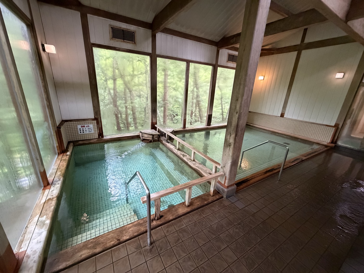 緑に面した内湯
