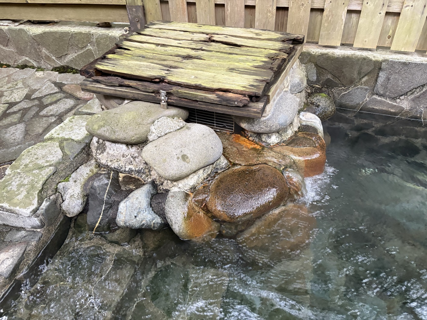 露天の湯口に付いた茶色い析出（かけ流しの証拠）