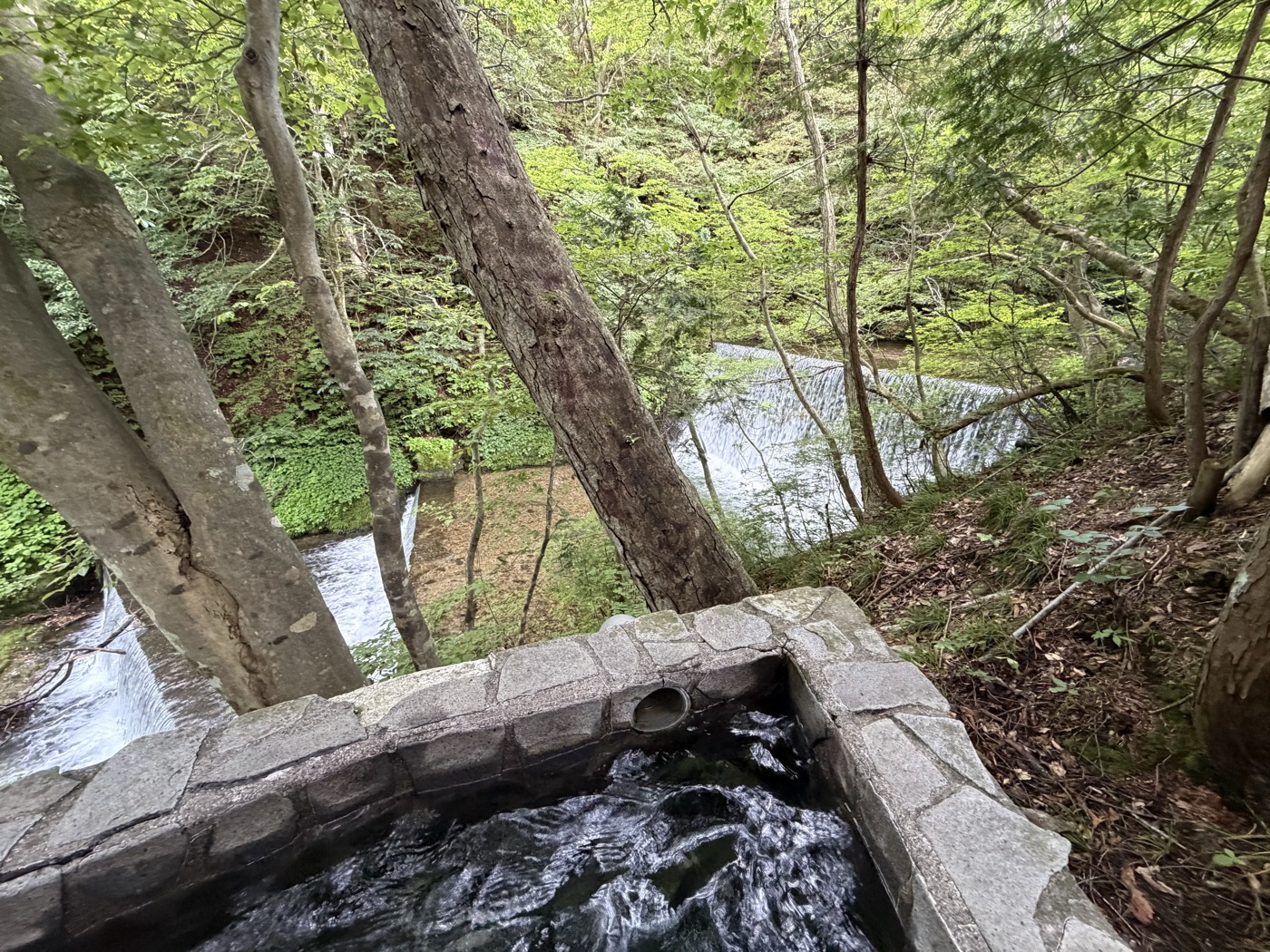 阿能川を望む渓流露天風呂