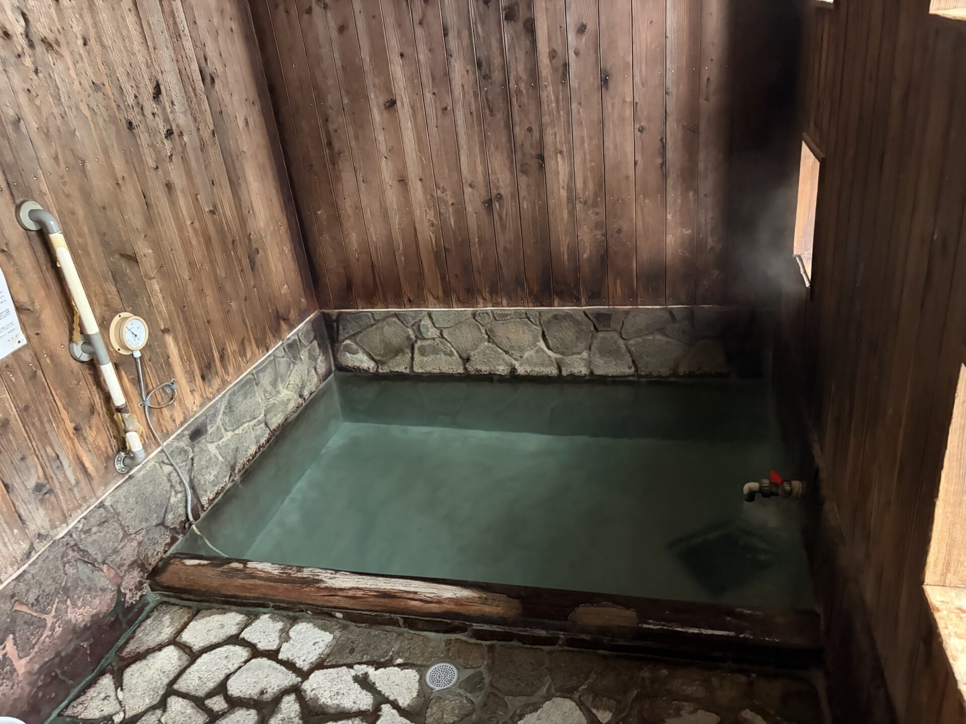 千代の湯の浴槽。湯はほぼ透明で、白いのは湯口付近の湯の花（他のお客さんがいないのを確認し、人が写らない範囲で撮影）