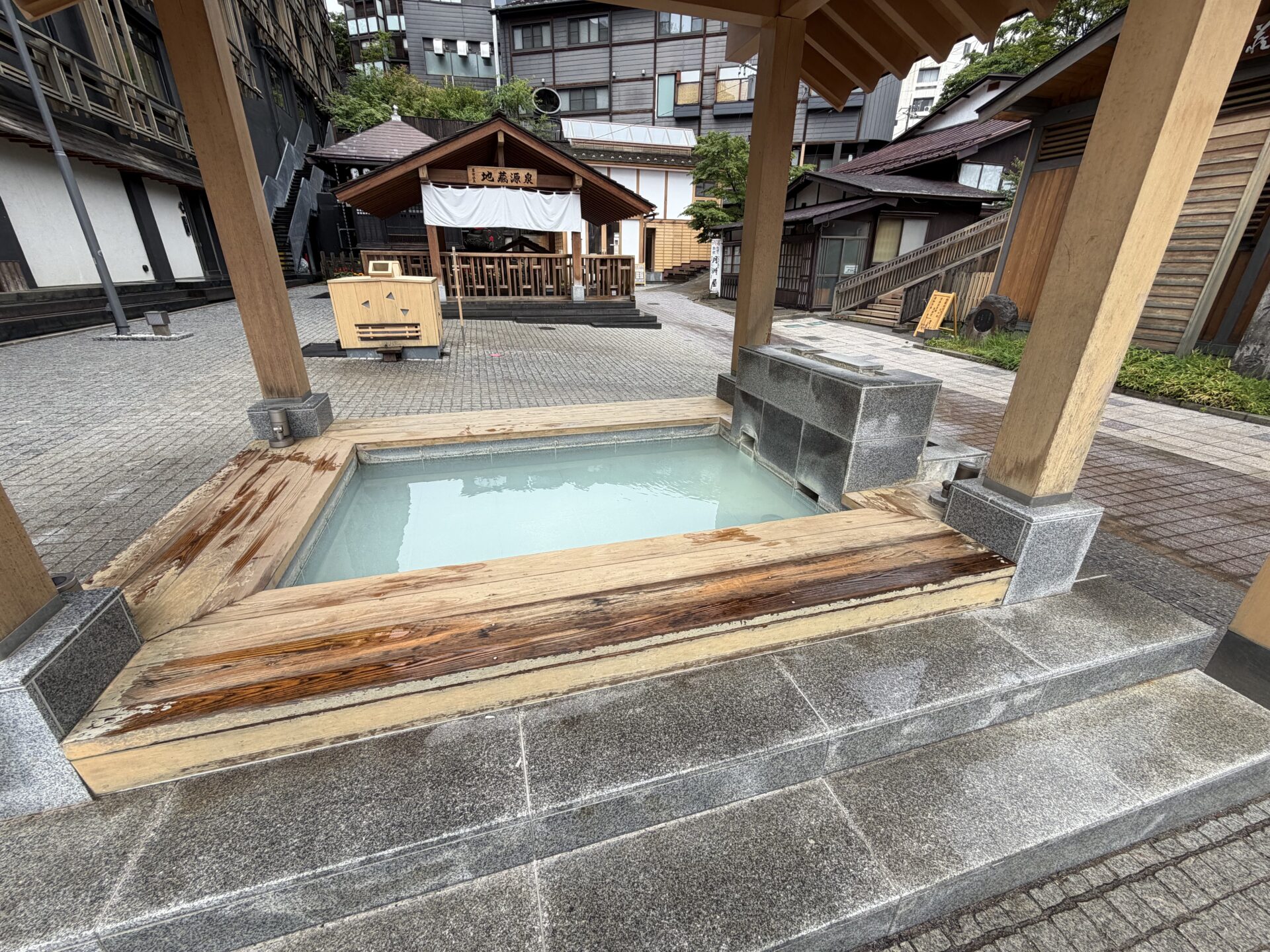 木枠の足湯。湯気が立ちのぼる