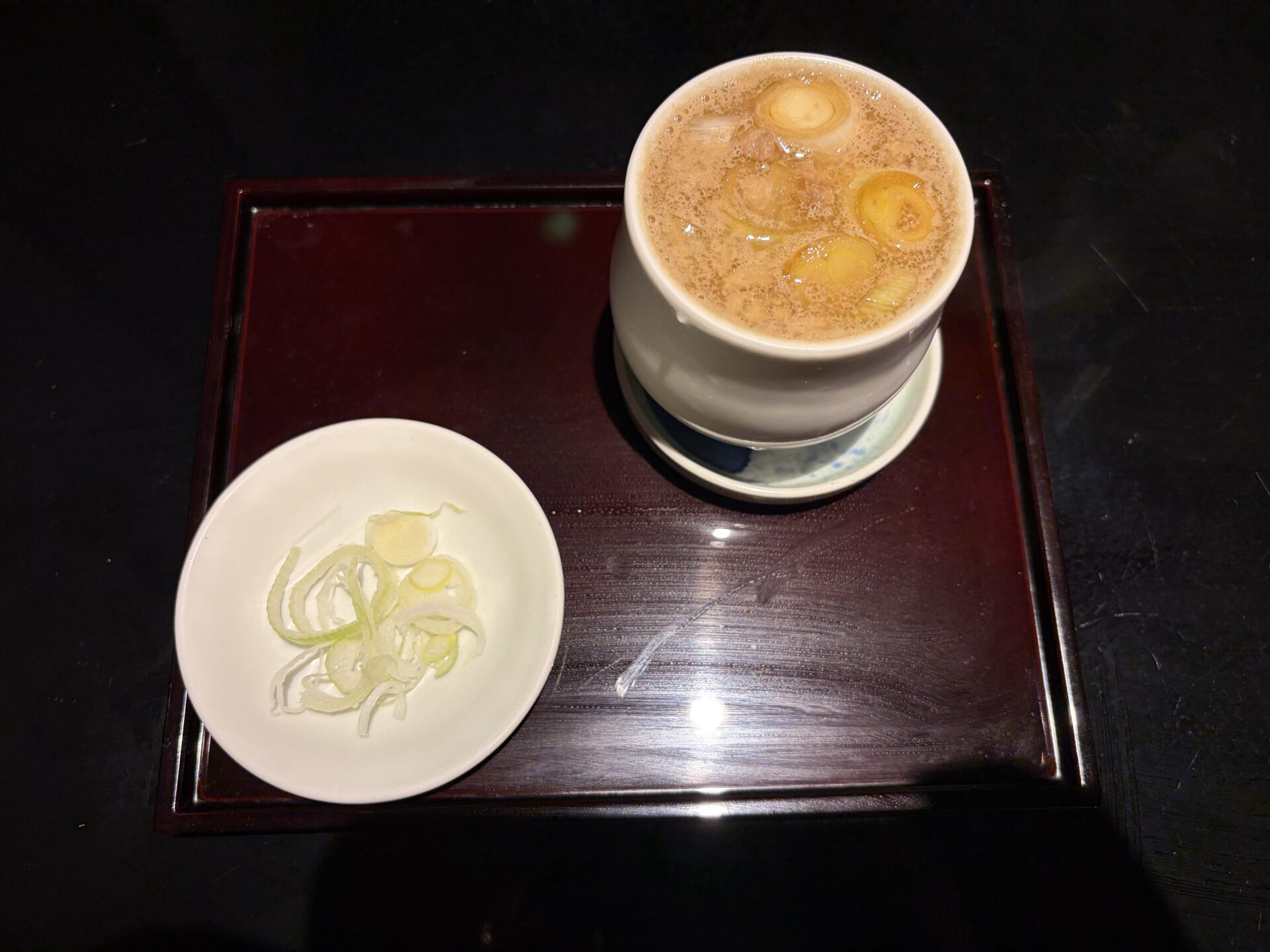 きざみ鴨せいろのつけ汁。鴨と刻みねぎが入る