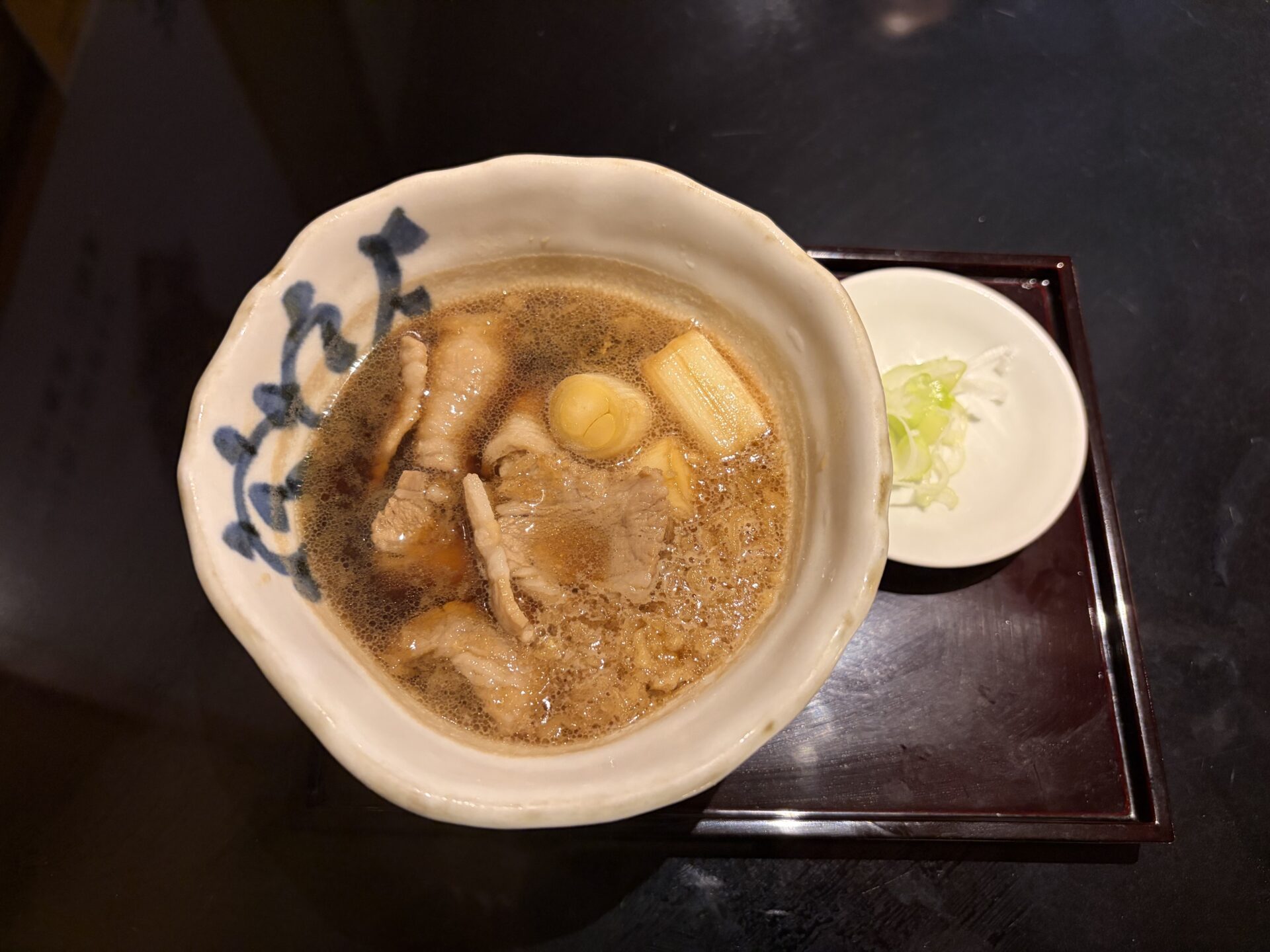 こがし葱肉汁のつけ汁。焦がし葱と肉が入る