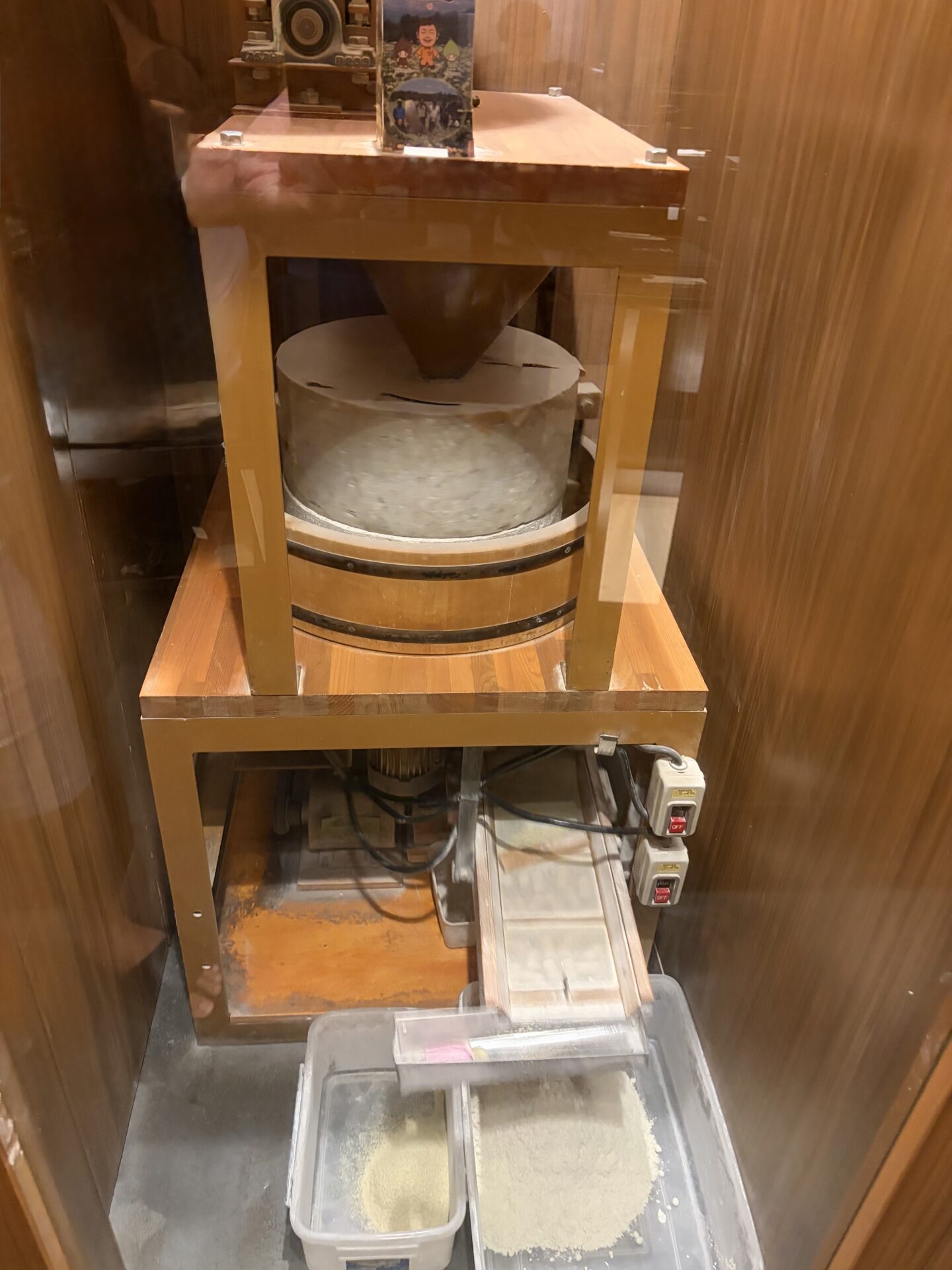 店内に据えられた製粉用の石臼。自家製粉の証拠