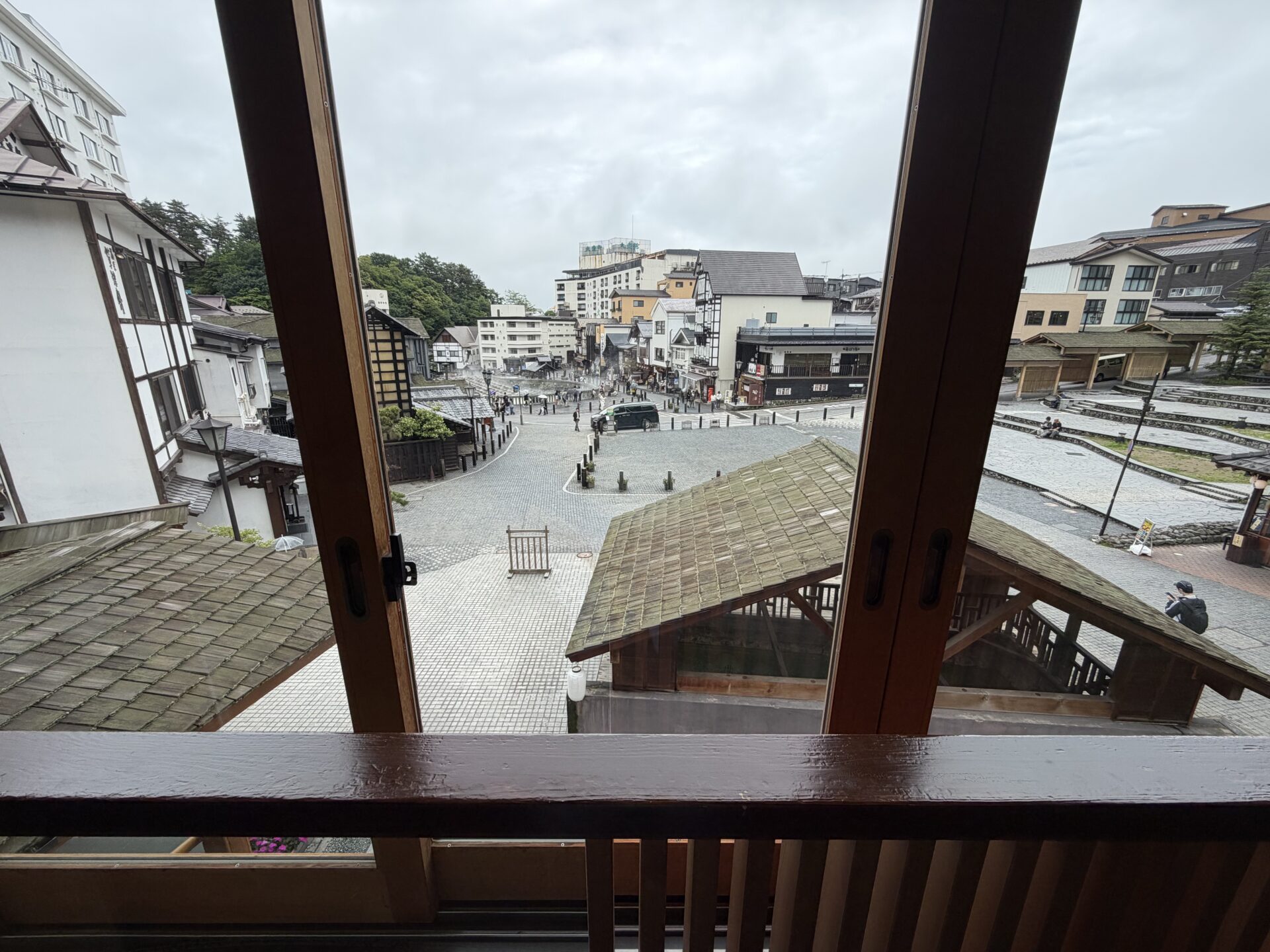 2階の大広間から見た温泉街。手前は御座之湯の屋根、奥に湯畑方面の街並み