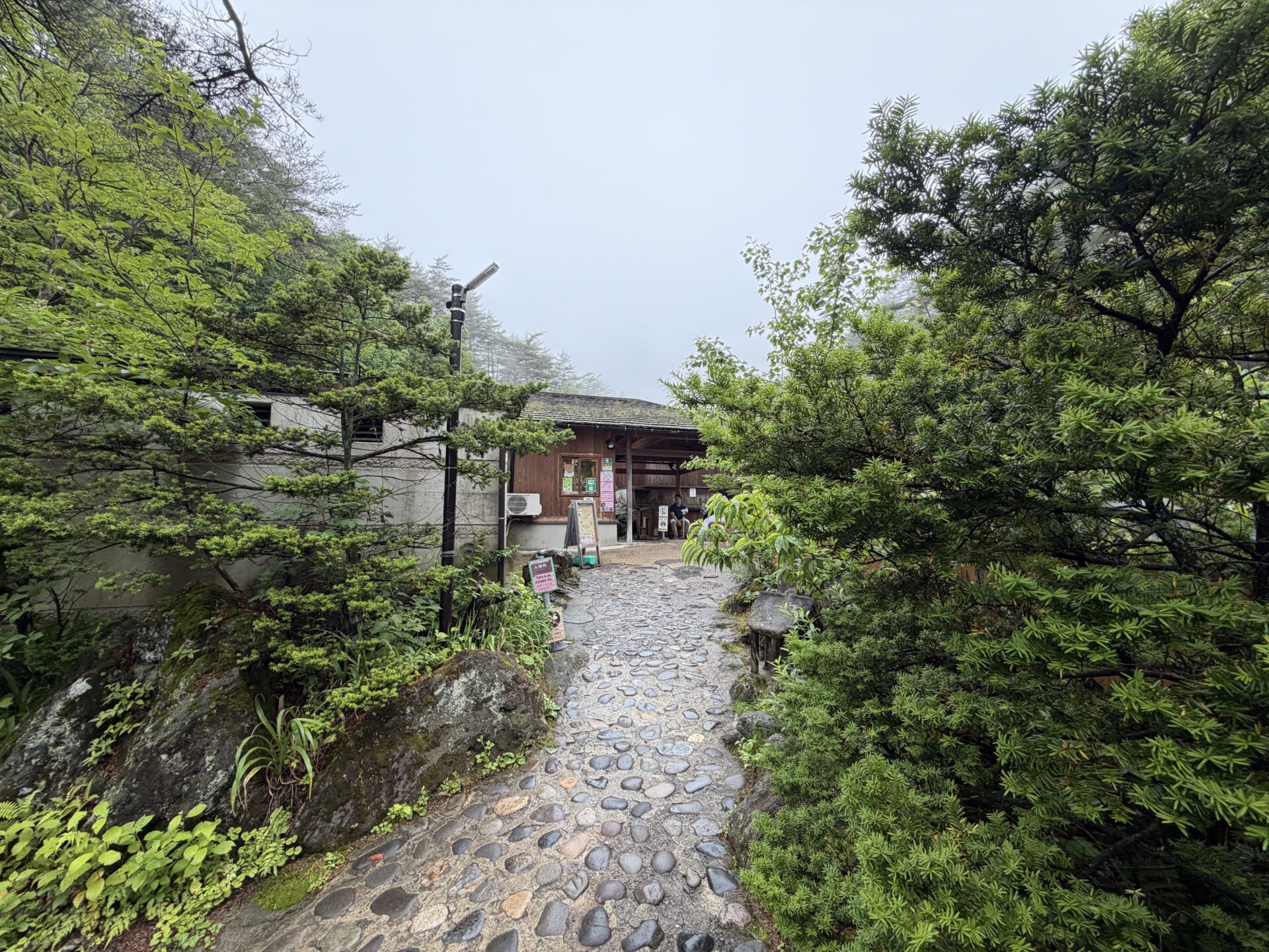 露天へのアプローチ。霧の山あいの石畳