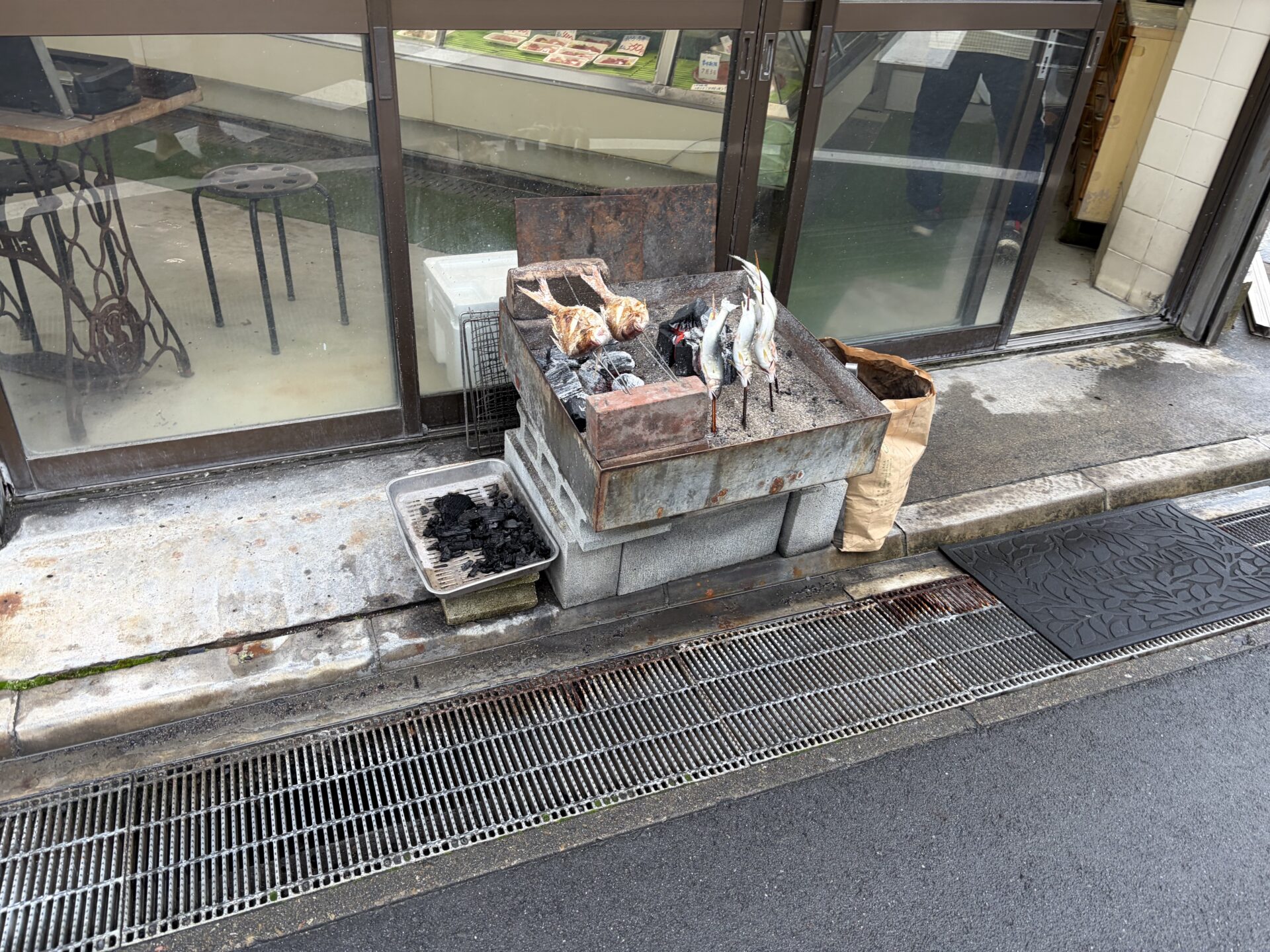 店先の炭火の焼き台。鮎を炙っている