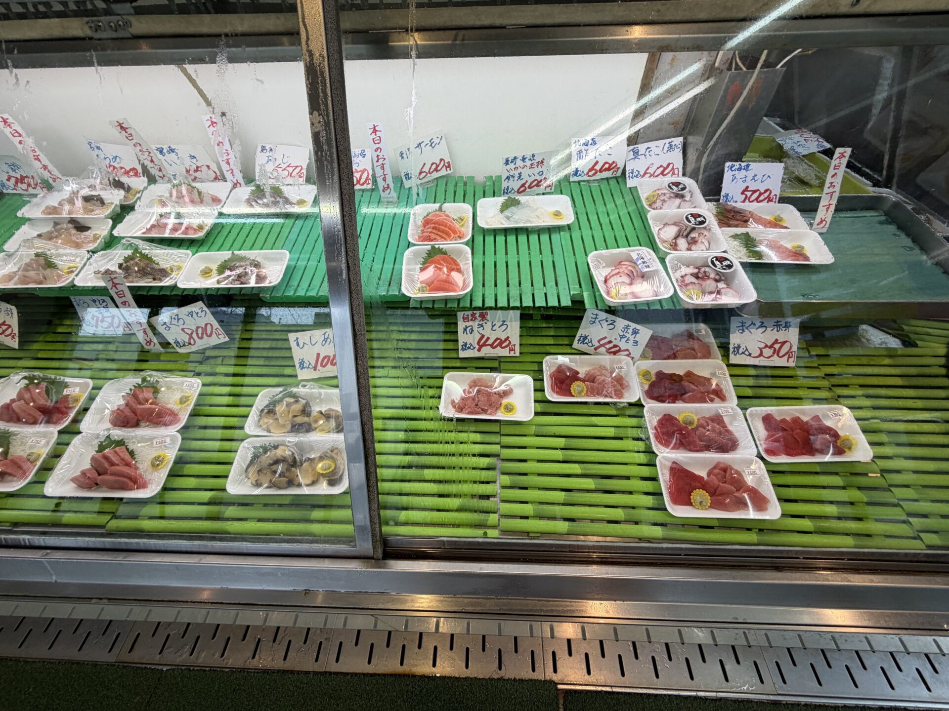 ショーケースのマグロ。赤身やねぎとろなど数種が並ぶ