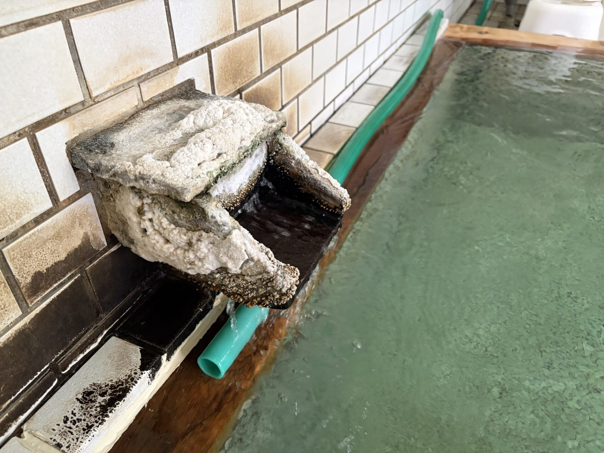 給湯管から樋へ、析出物に覆われた湯口の別アングル