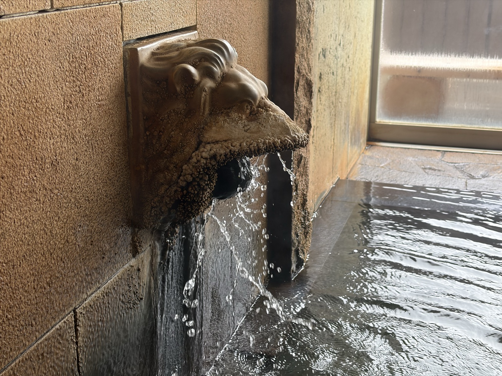 ライオンの湯口にこびりついた析出物