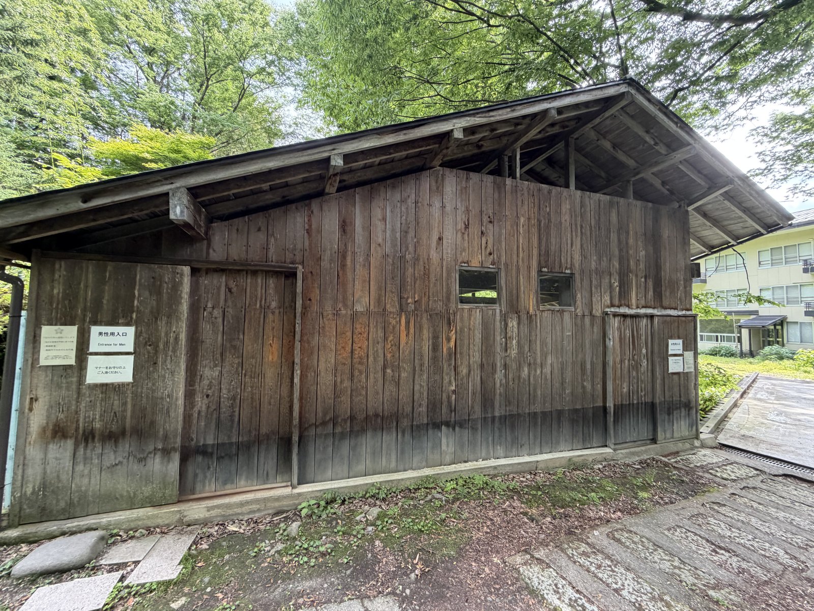 露天の湯小屋を別角度から。奥は旅館本館