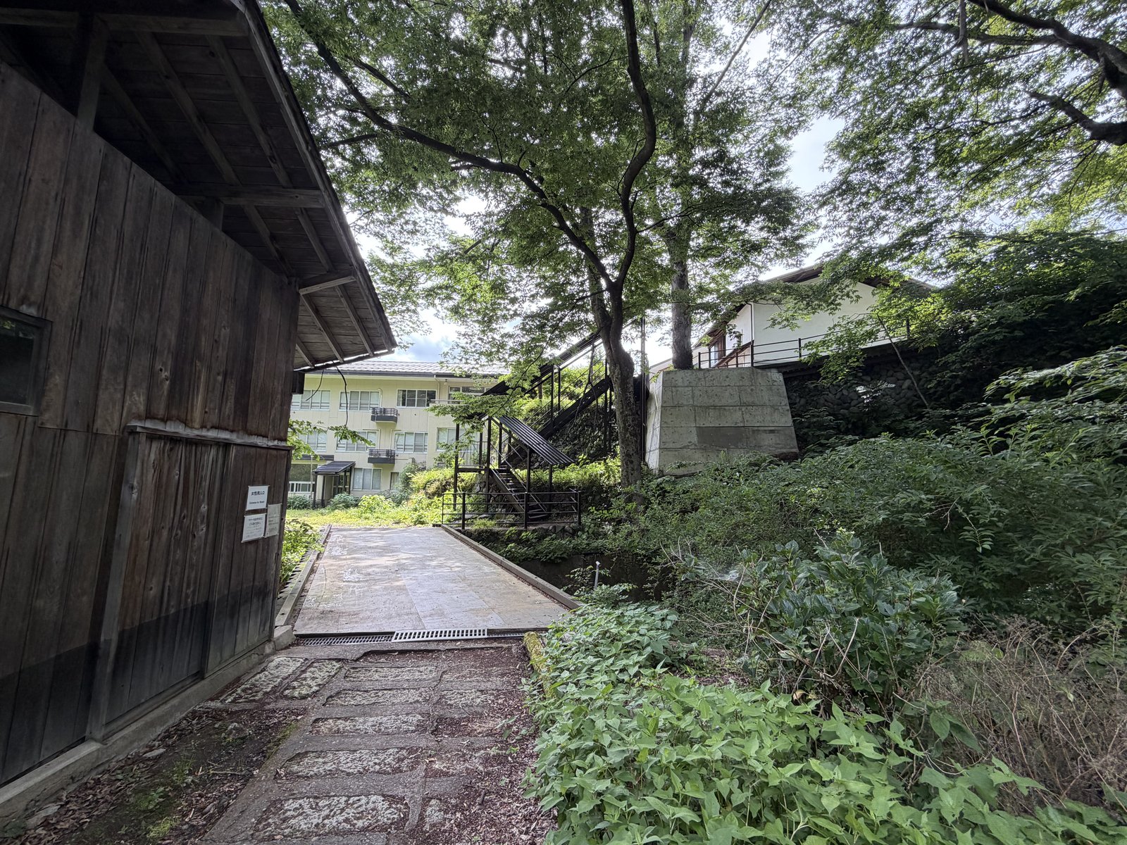 戻り道。湯小屋（左）と旅館本館（奥）