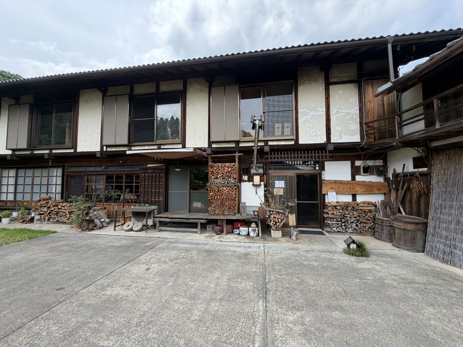 月夜野の山あいに建つ古民家の手打ち蕎麦 守藏の外観