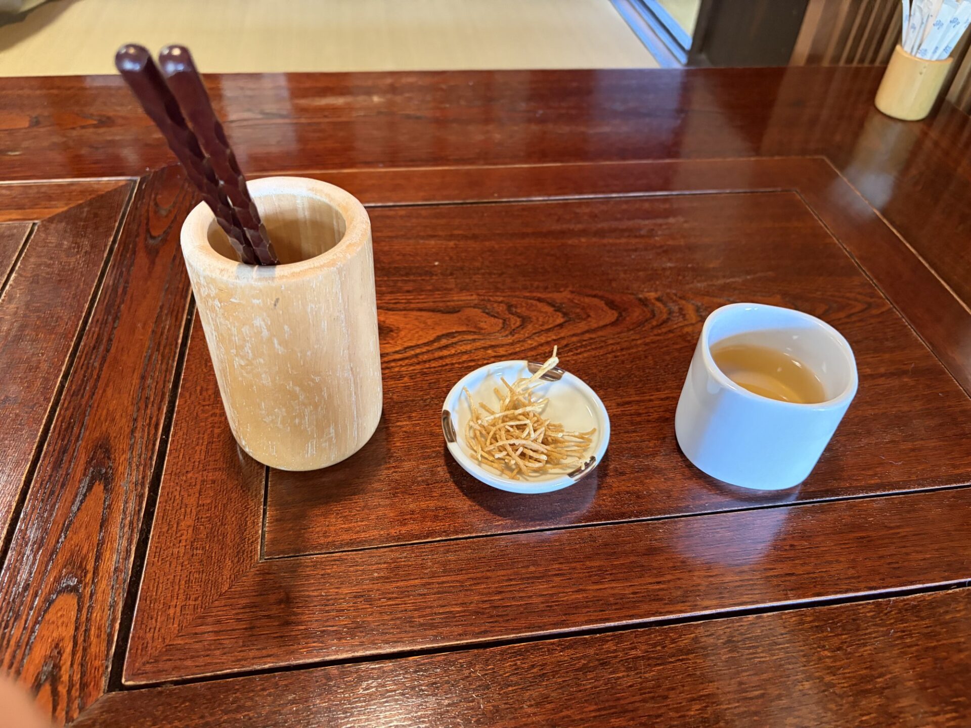 注文しなくても出てくる、食前の冷たい蕎麦茶と揚げそば