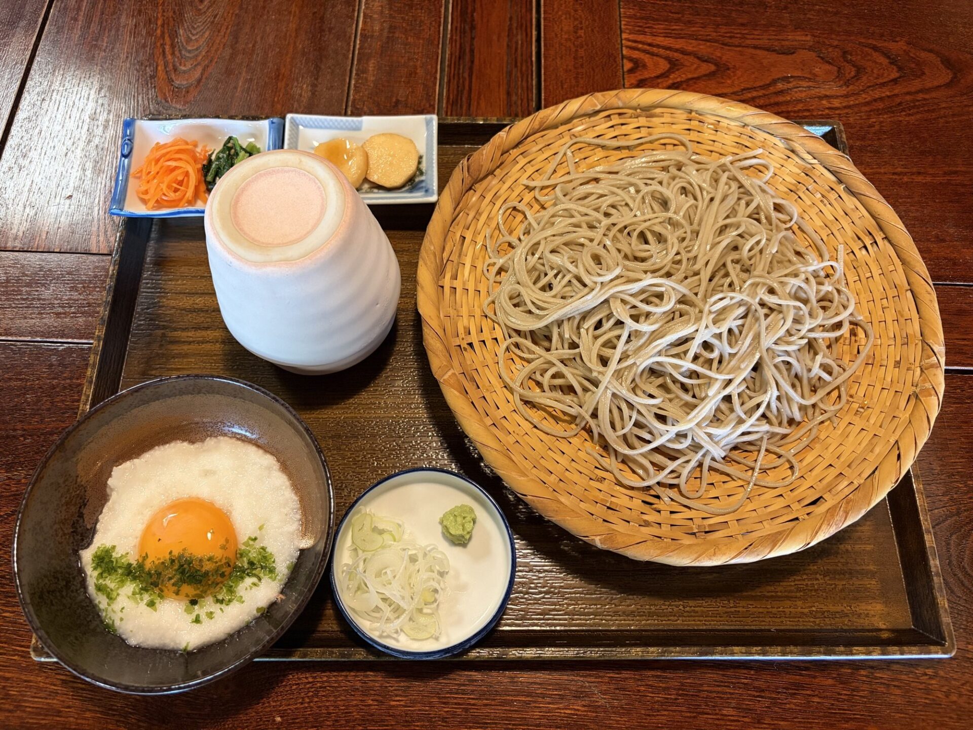 月夜乃そば（1400円）。手打ち蕎麦を、とろろ（山かけ）＋卵黄でいただく