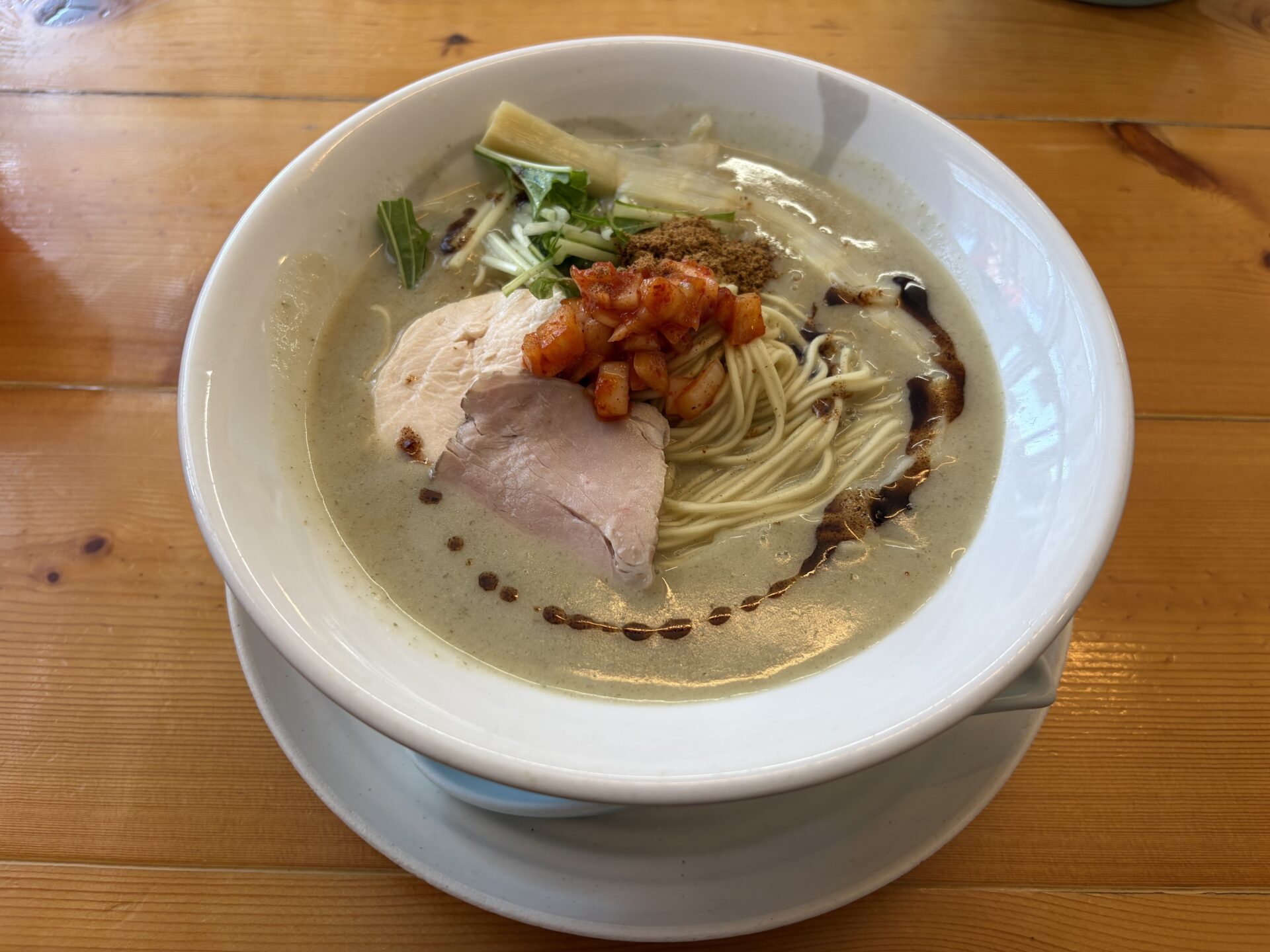 ゆうき屋の白湯醤油ラーメン。白濁スープにチャーシュー2種、キムチ、黒い香味油