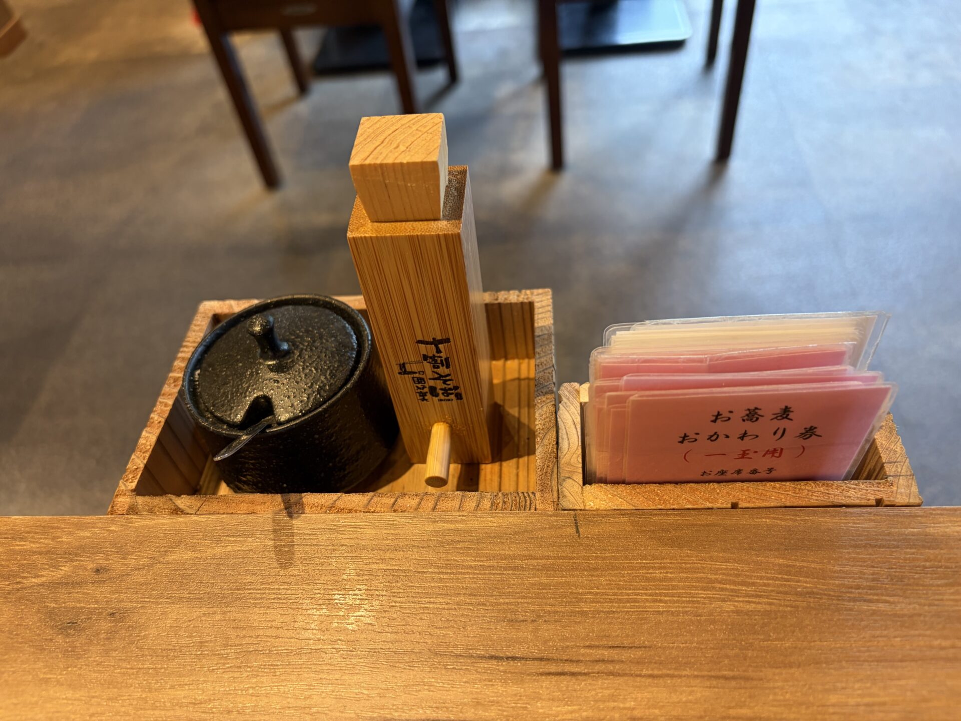 卓上のセット(蕎麦猪口・薬味入れ・おかわり茶)