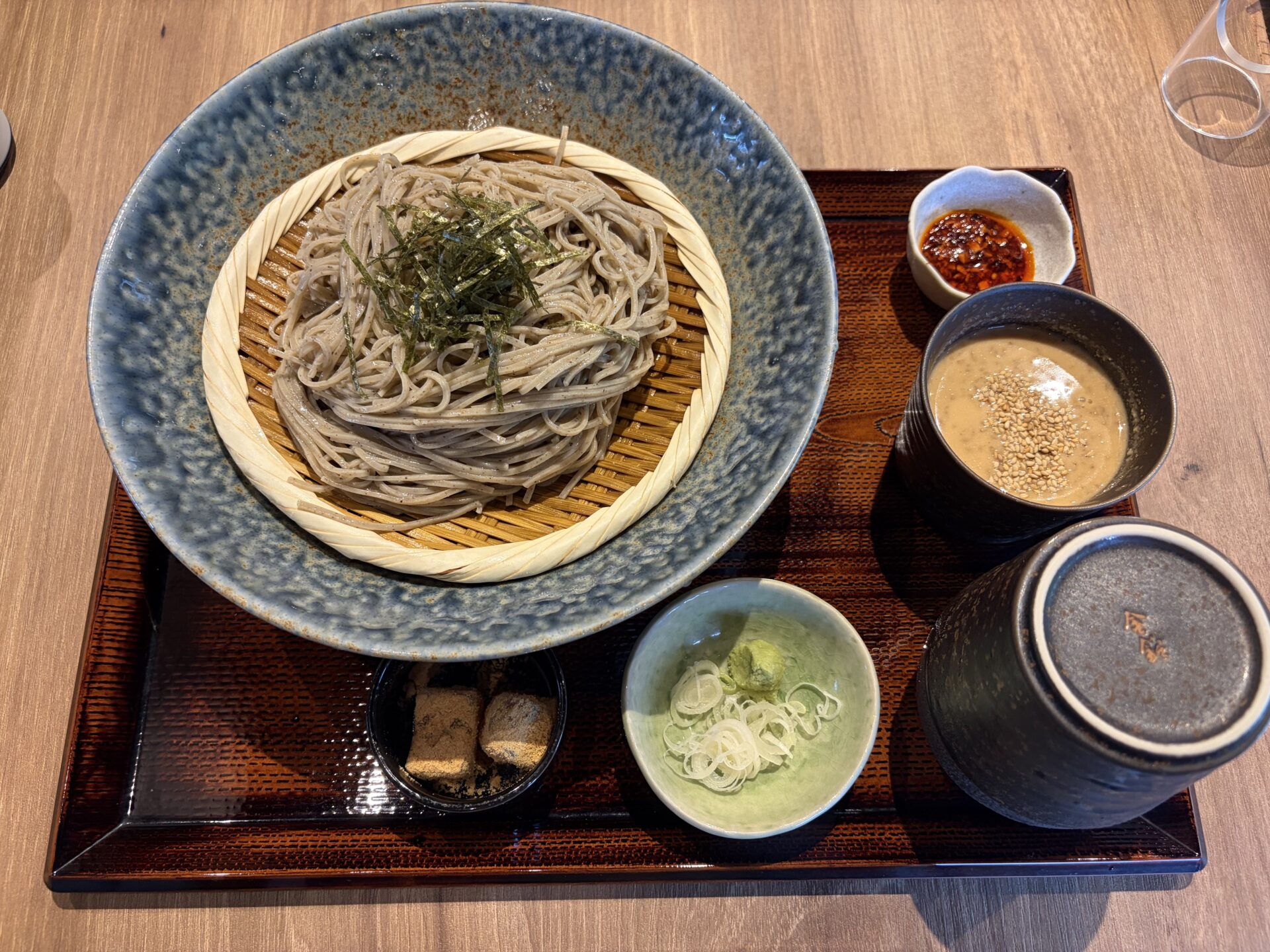 ごまつけそば。海苔をのせた十割そばに、ごまだれ・つゆ・ラー油の三つの器と薬味