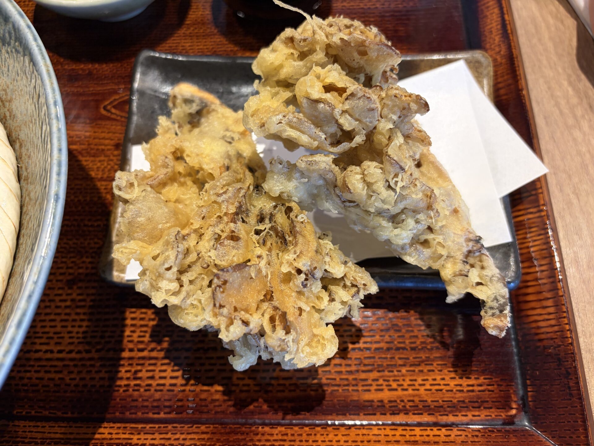 舞茸天ざるそばの舞茸天。株のまま大ぶりに揚げた一皿