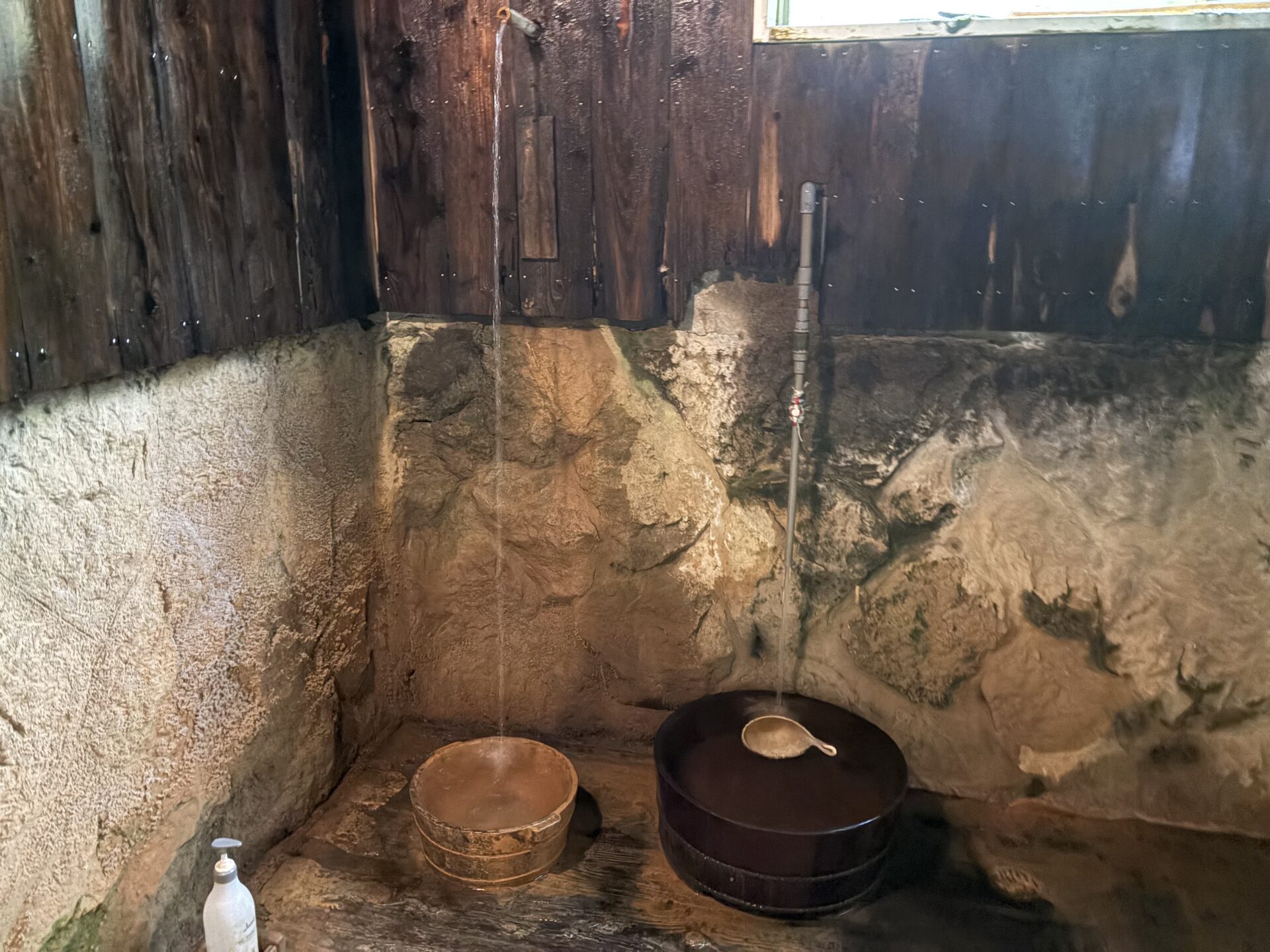 うたせ湯（竜宮の湯）。竹樋から湯が落ちる素朴なつくり