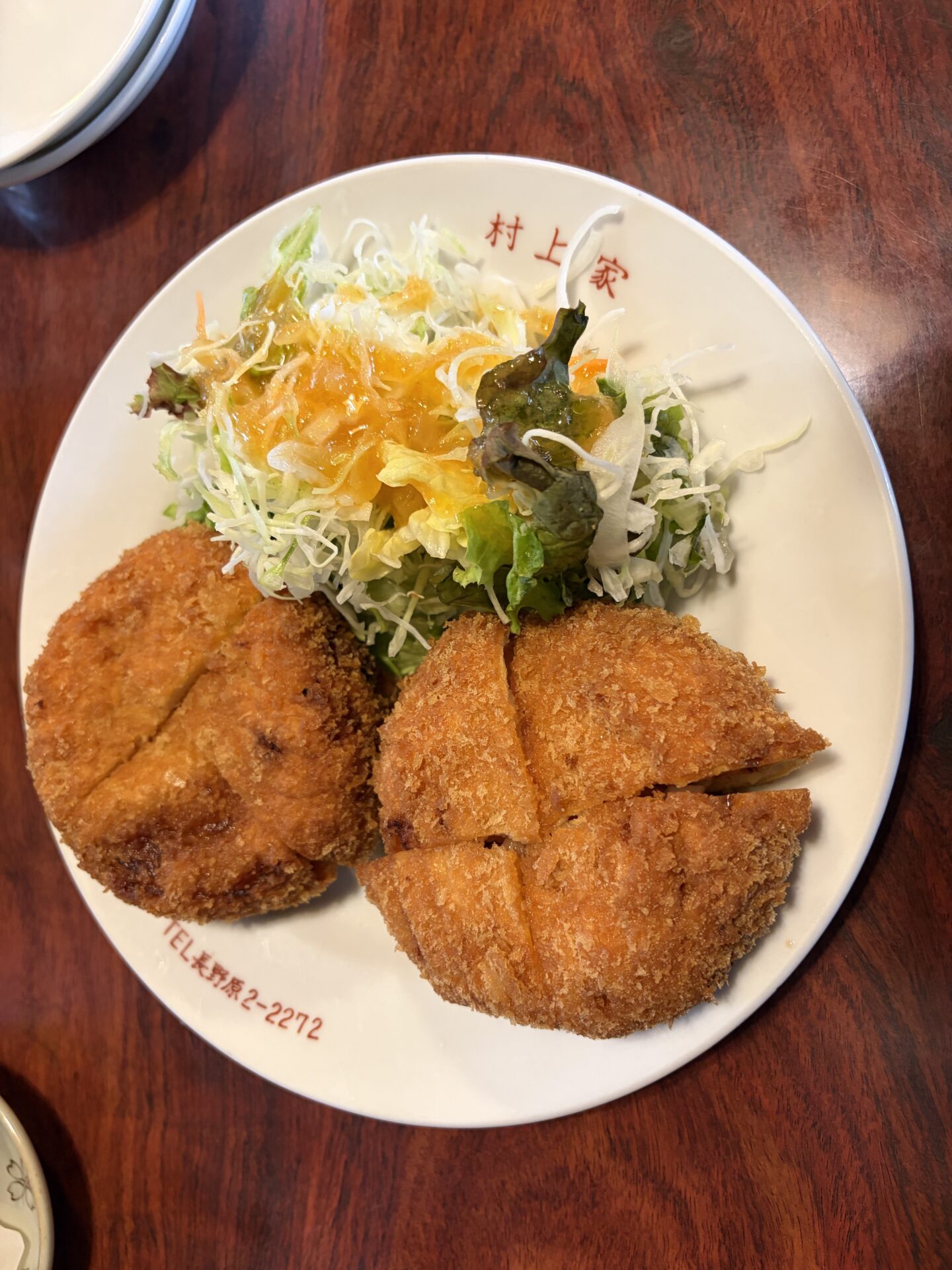 玉ねぎのはさみ揚げ。丸い衣の中は輪切り玉ねぎと肉だね、千切りキャベツ添え