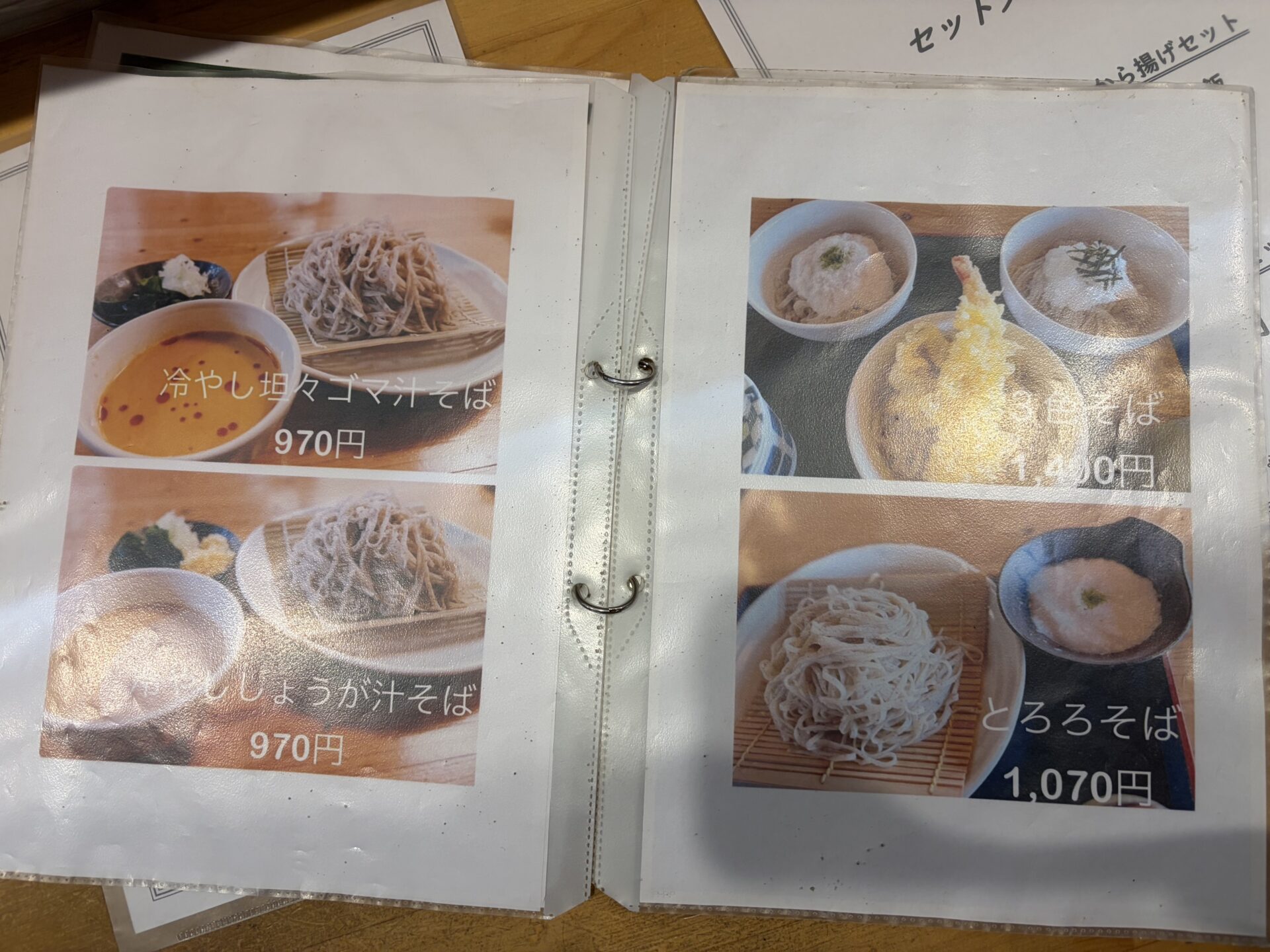 写真付きメニュー。しょうが汁そば・冷やし坦々ゴマ汁そば・とろろそばなど