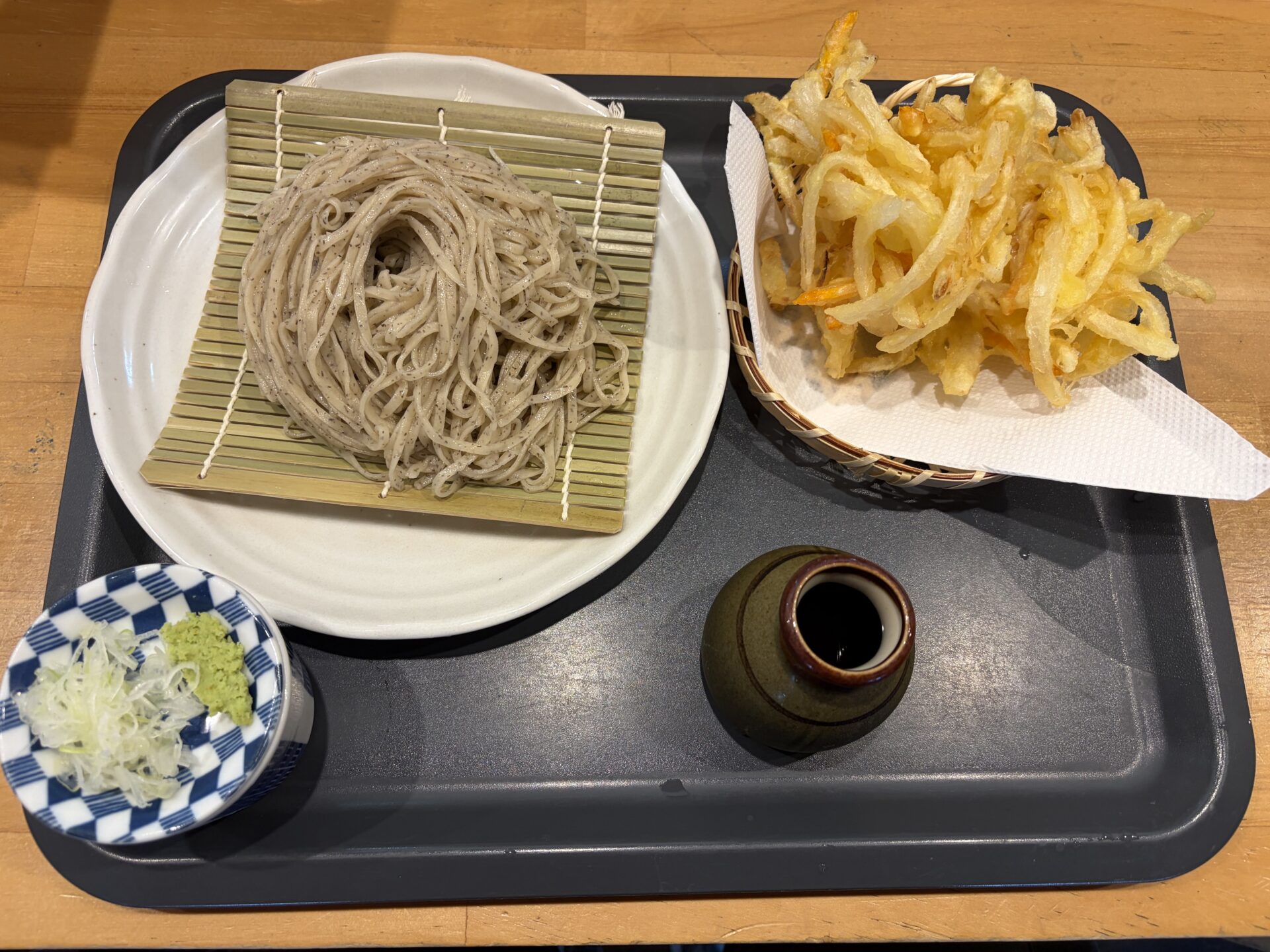 Aランチのざるそばとかき揚げ。薬味はねぎとわさび、濃いめのつゆ