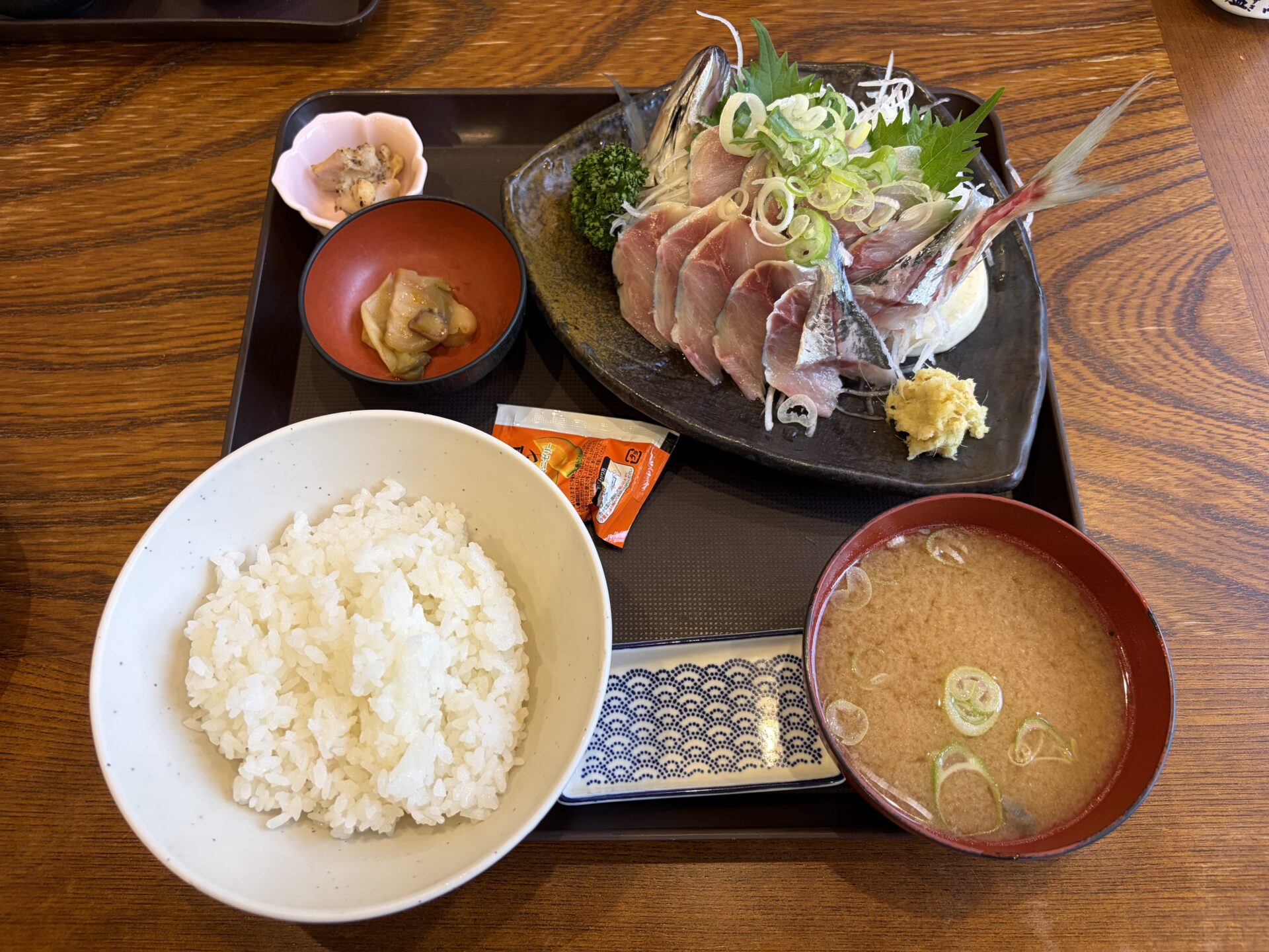 ときあじ刺身定食1,400円。ご飯・あら汁・小鉢・デザート付きの構成
