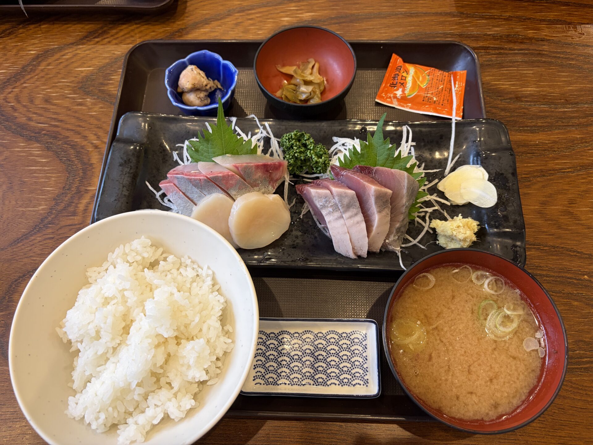 刺身盛り合わせ定食2,000円。この日はカツオ・ヒラマサ・ホタテの三種