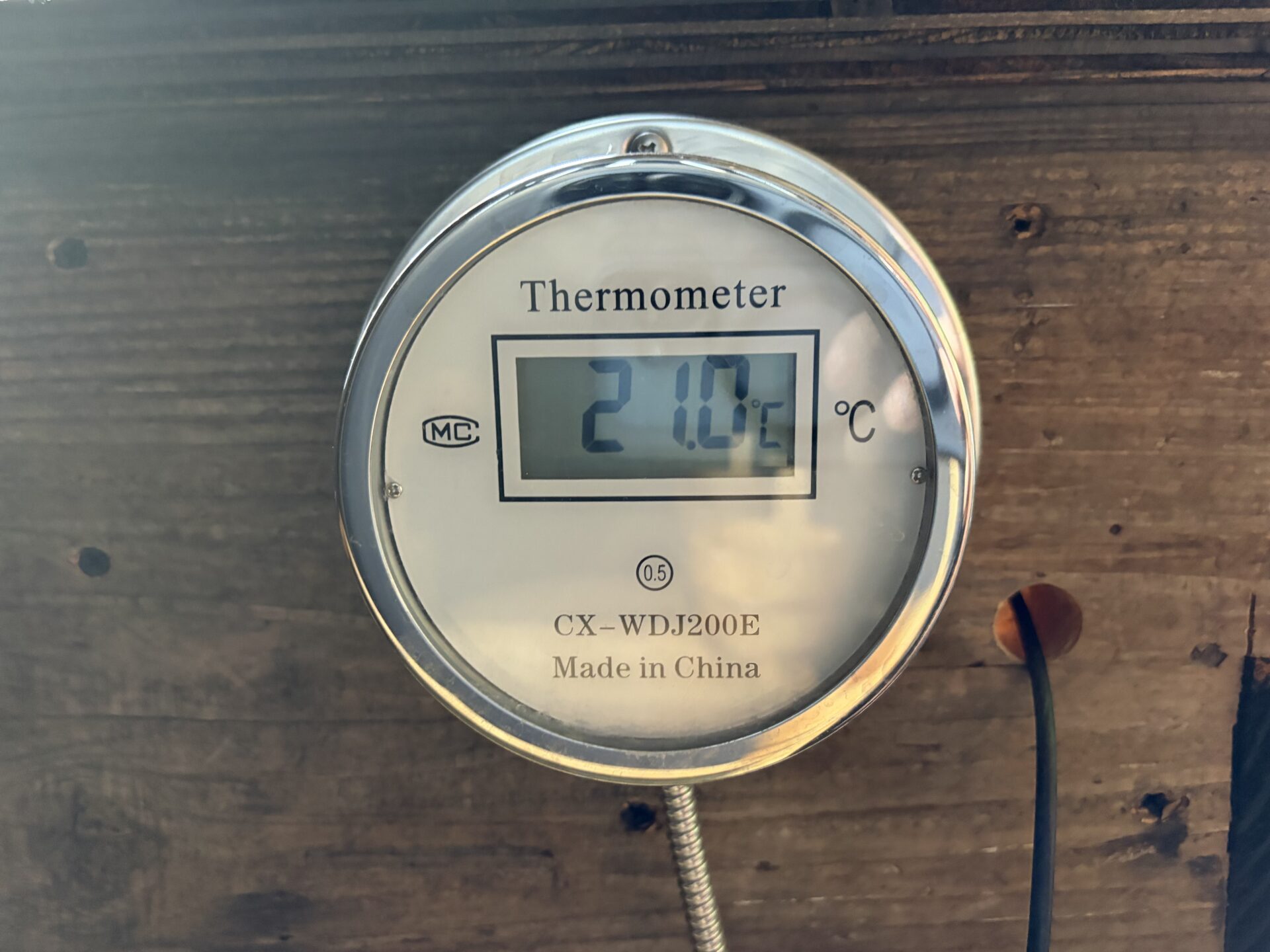 水風呂のデジタル水温計。表示は21.0℃
