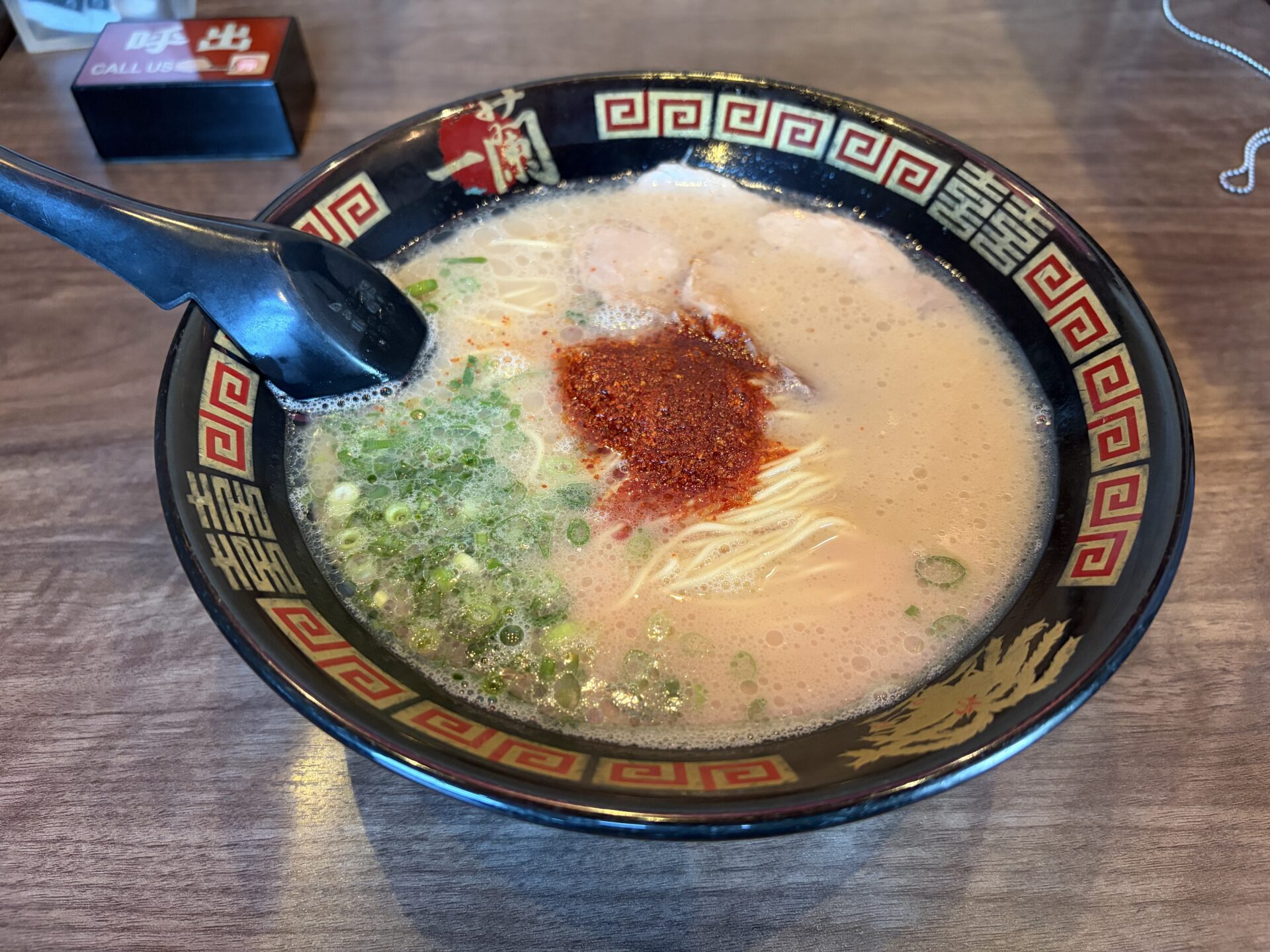 一蘭の天然とんこつラーメン。サウナ後の塩分補給として完璧だった