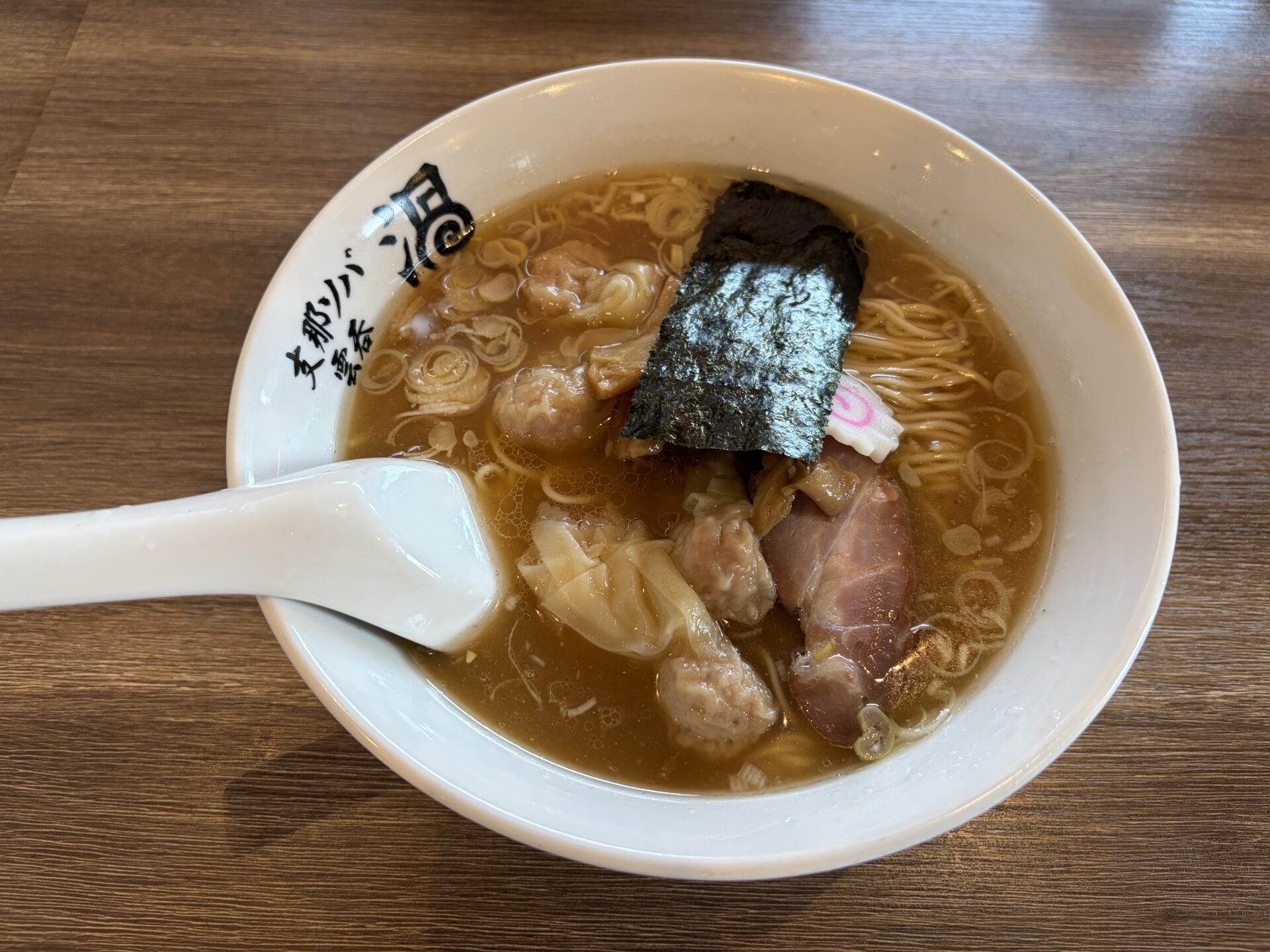 ワンタン麺1,200円。澄んだ醤油スープに細麺、ワンタン、焼き豚、なると、海苔、刻みネギ