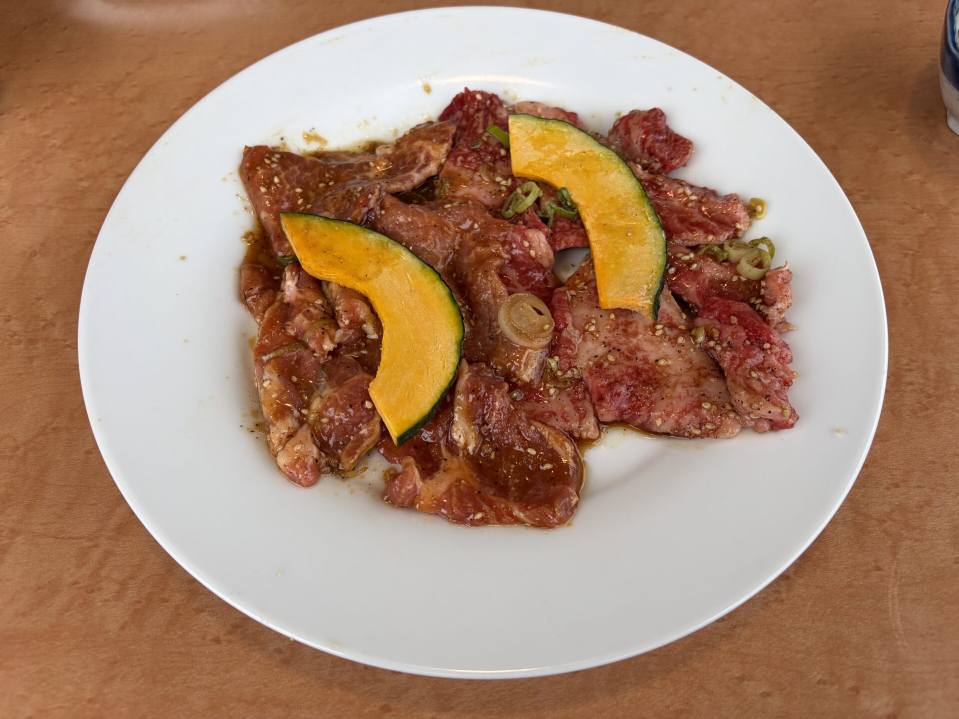 上州定食の肉皿。熟成生上州牛のカルビと上州産豚ロース、かぼちゃ添え
