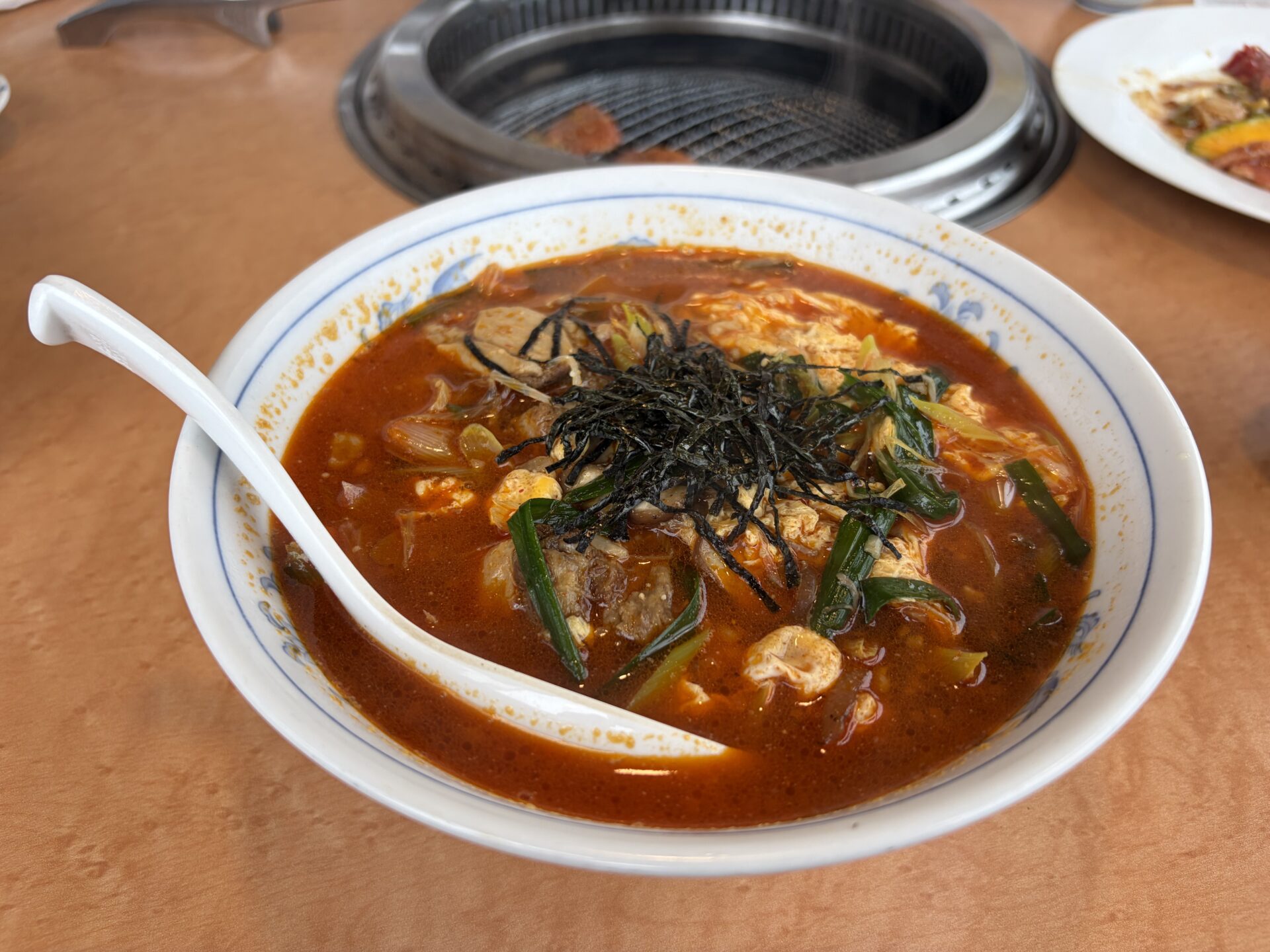 カルビラーメン。真っ赤な見た目に反してサッパリ系だった