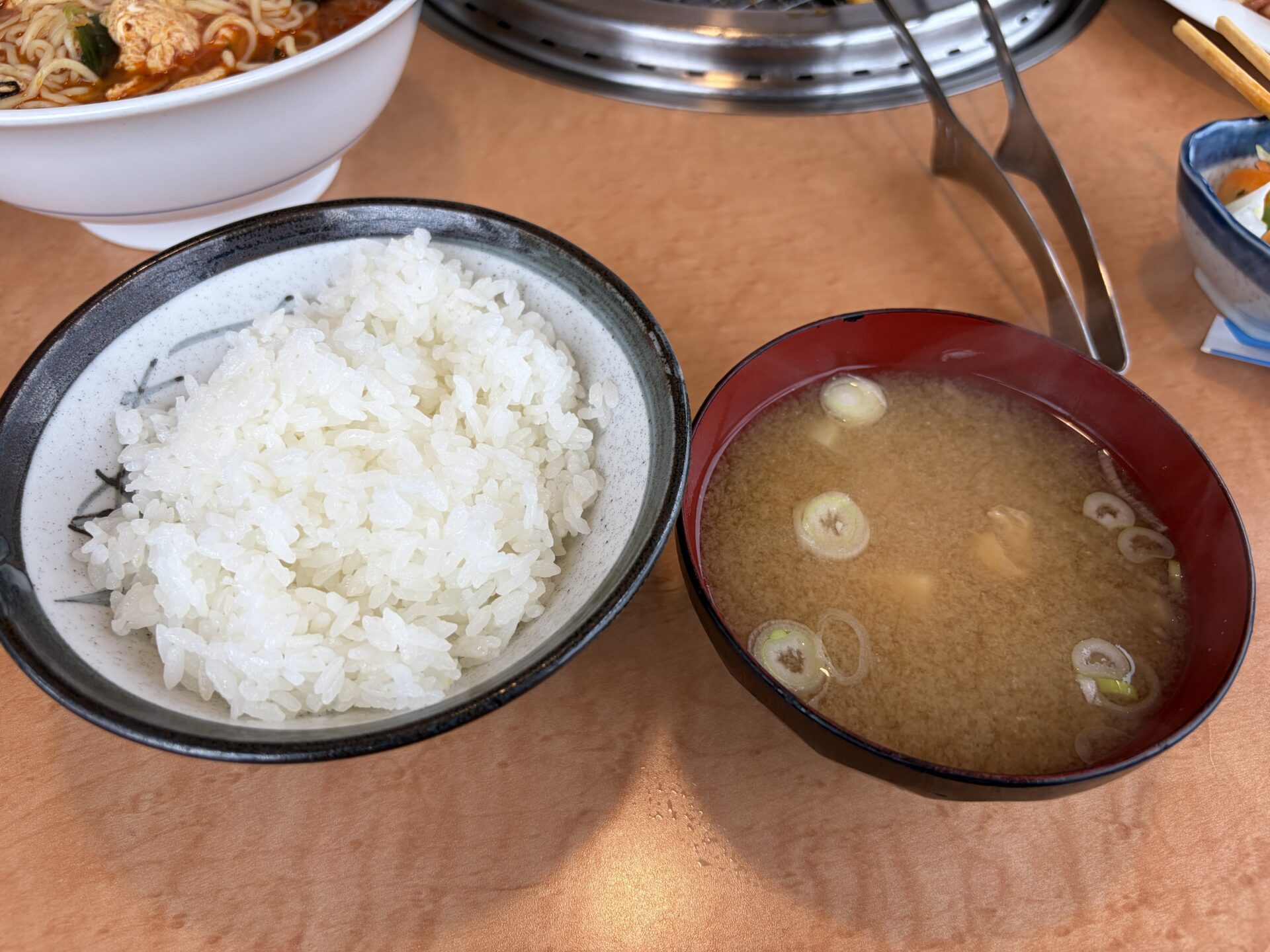 新潟直送こしいぶきの白飯と味噌汁。焼肉の合間に減っていく