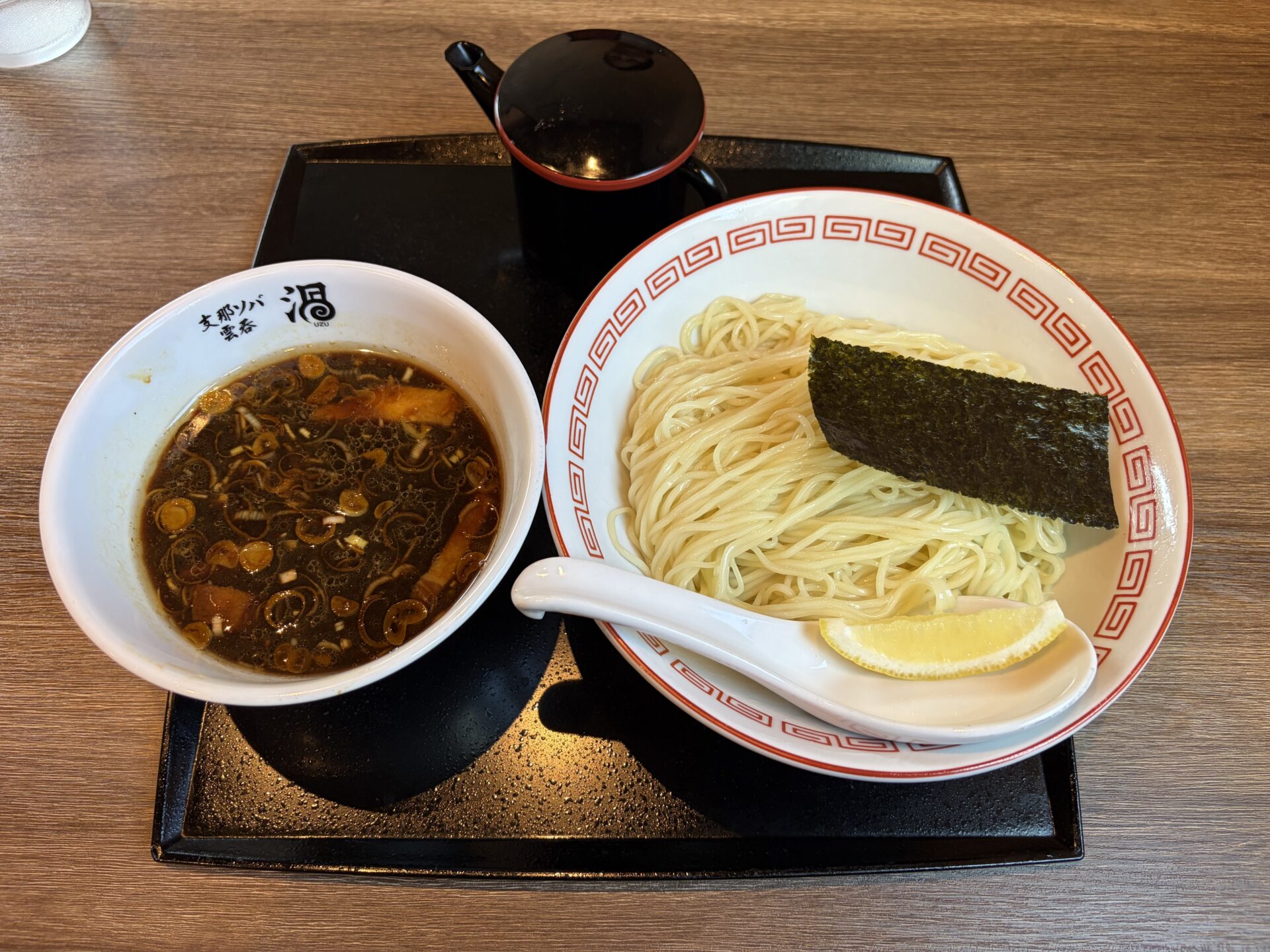 つけソバ1,050円。渦のつけ汁と、レモン・海苔をのせた細麺の皿