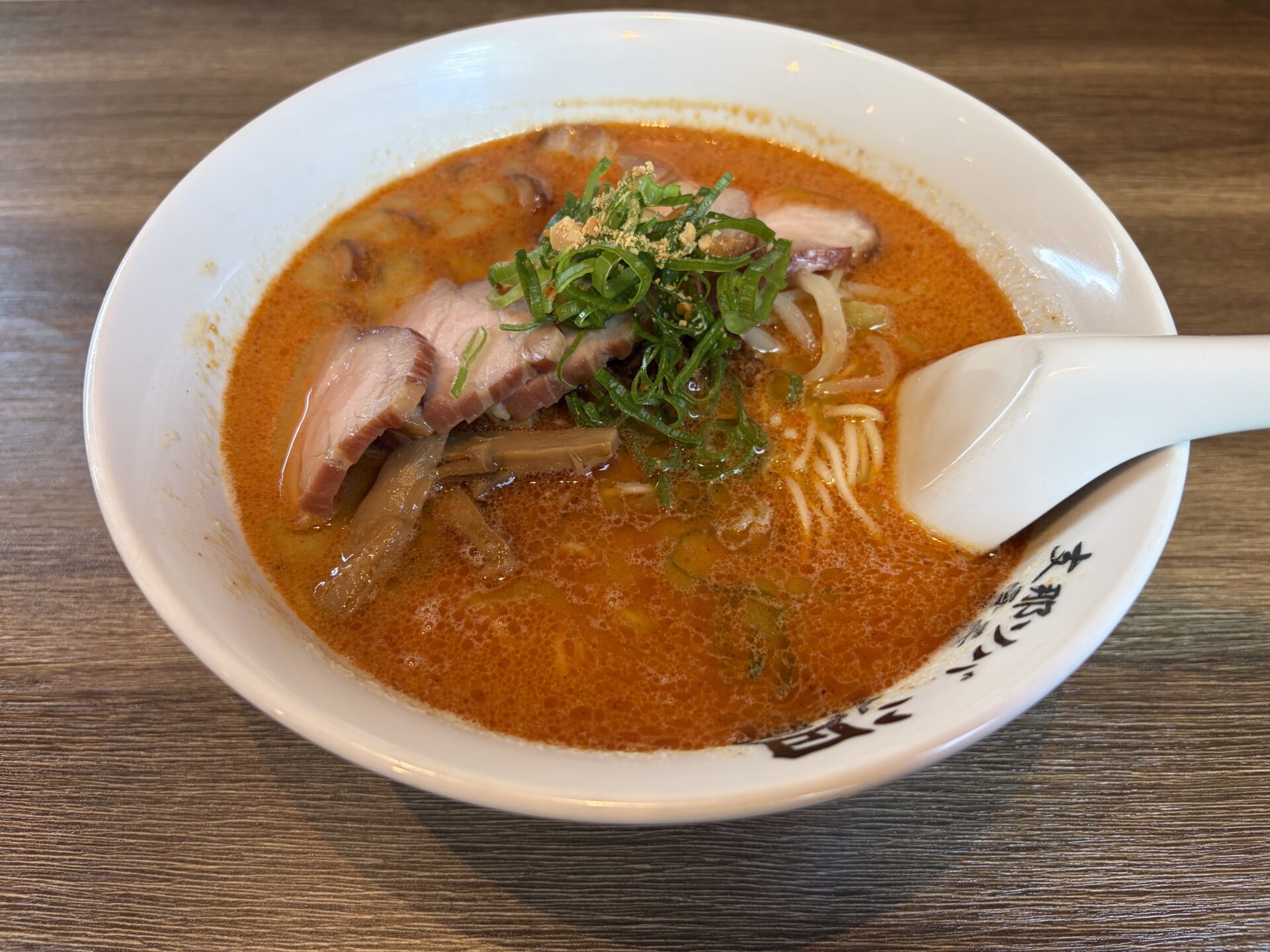 チャーシュー担々麺1,500円。赤い担々スープにチャーシュー、九条ネギ、メンマ、細麺