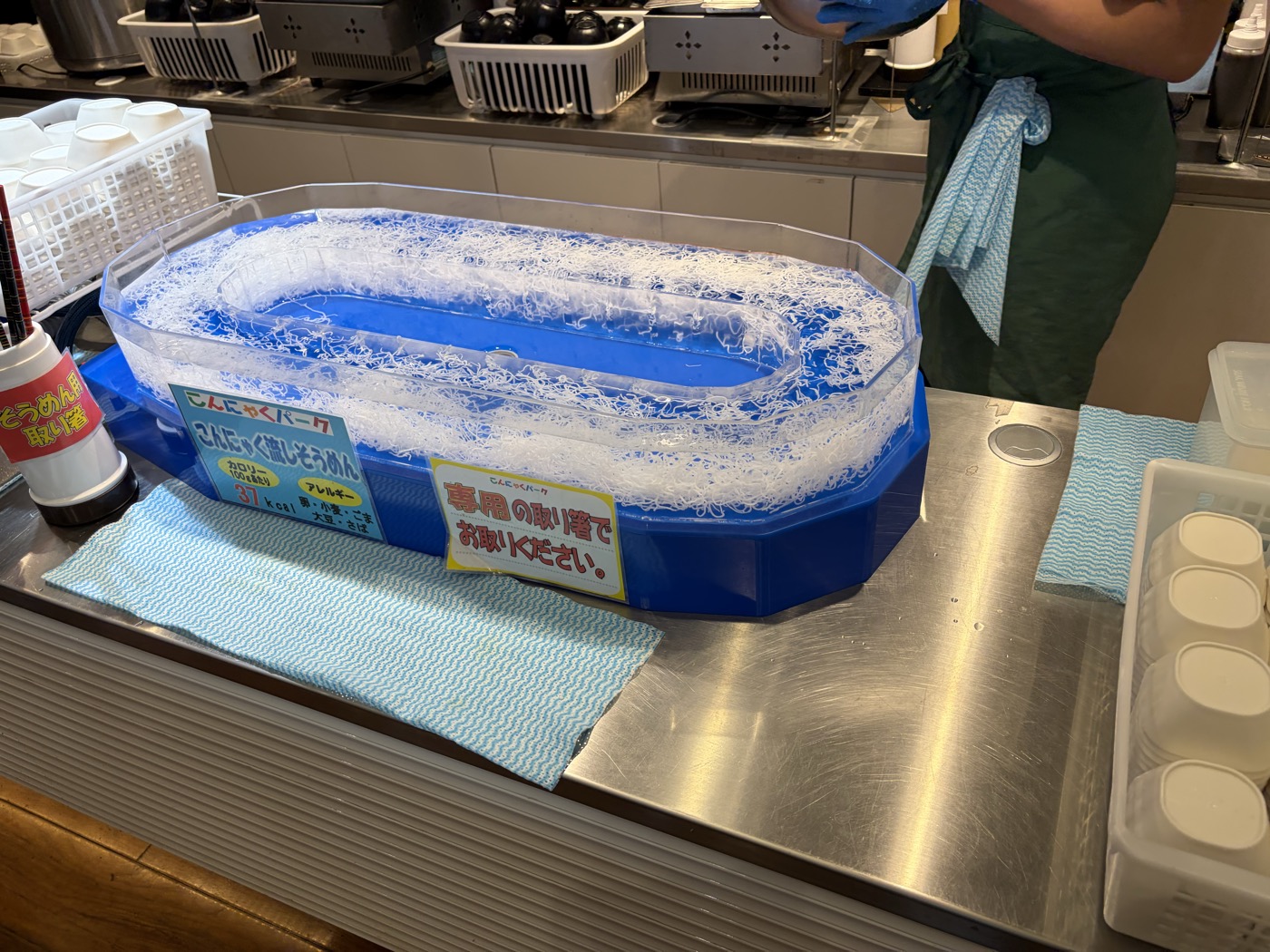 流しそうめん装置で回る「こんにゃく塩しそうめん」。案内は37kcal