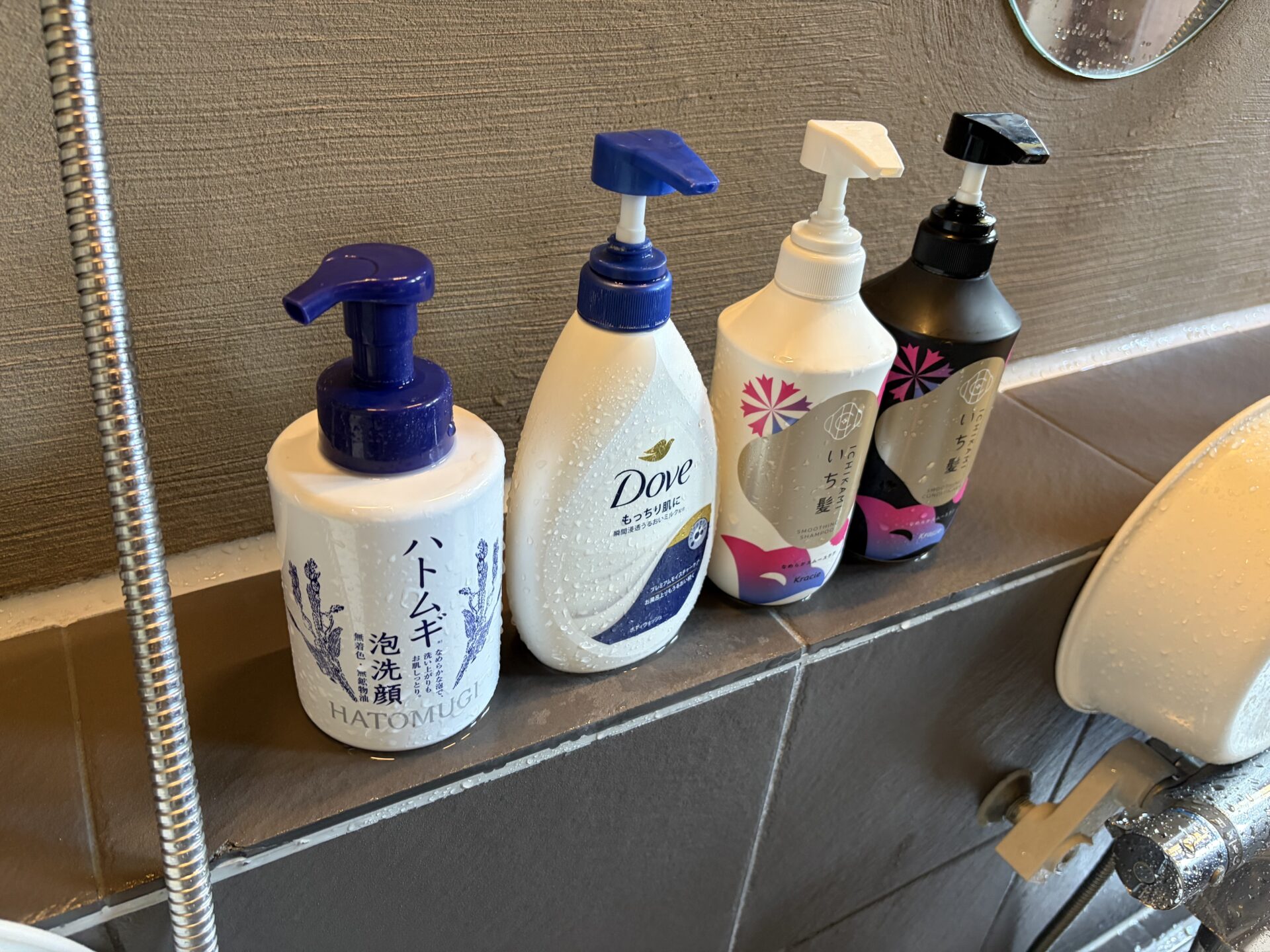 洗い場のアメニティ。ハトムギ泡洗顔・Dove・いち髪のシャンプーとコンディショナー