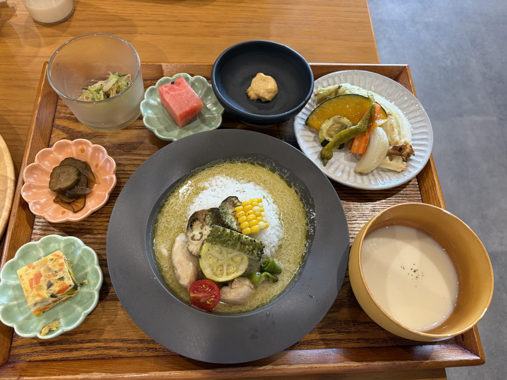 辛口グリーンカレーランチの全景。小鉢が並ぶ多皿構成
