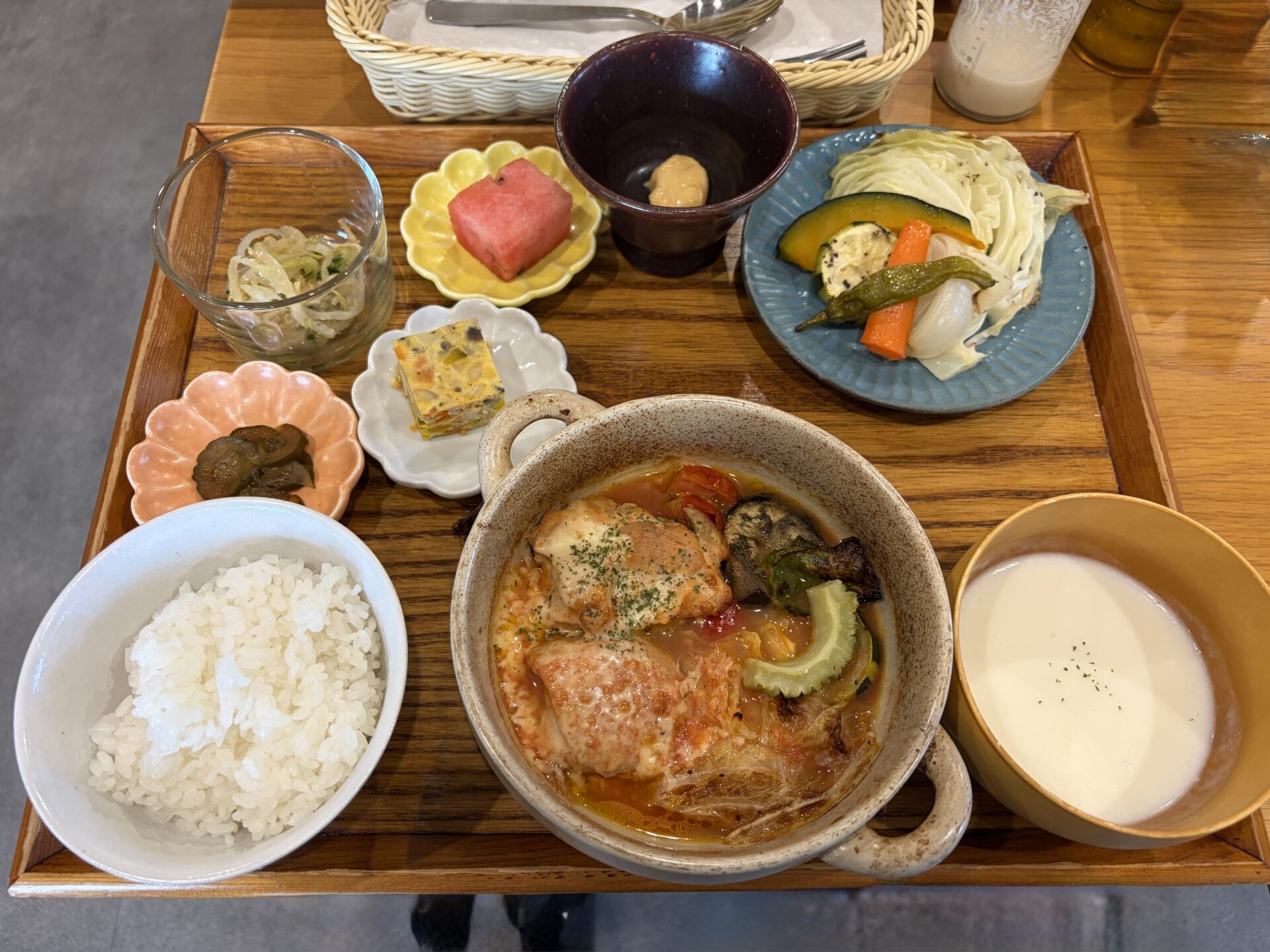 ごはんランチ(国産若鳥のトマト煮込みチーズ焼き)の全景