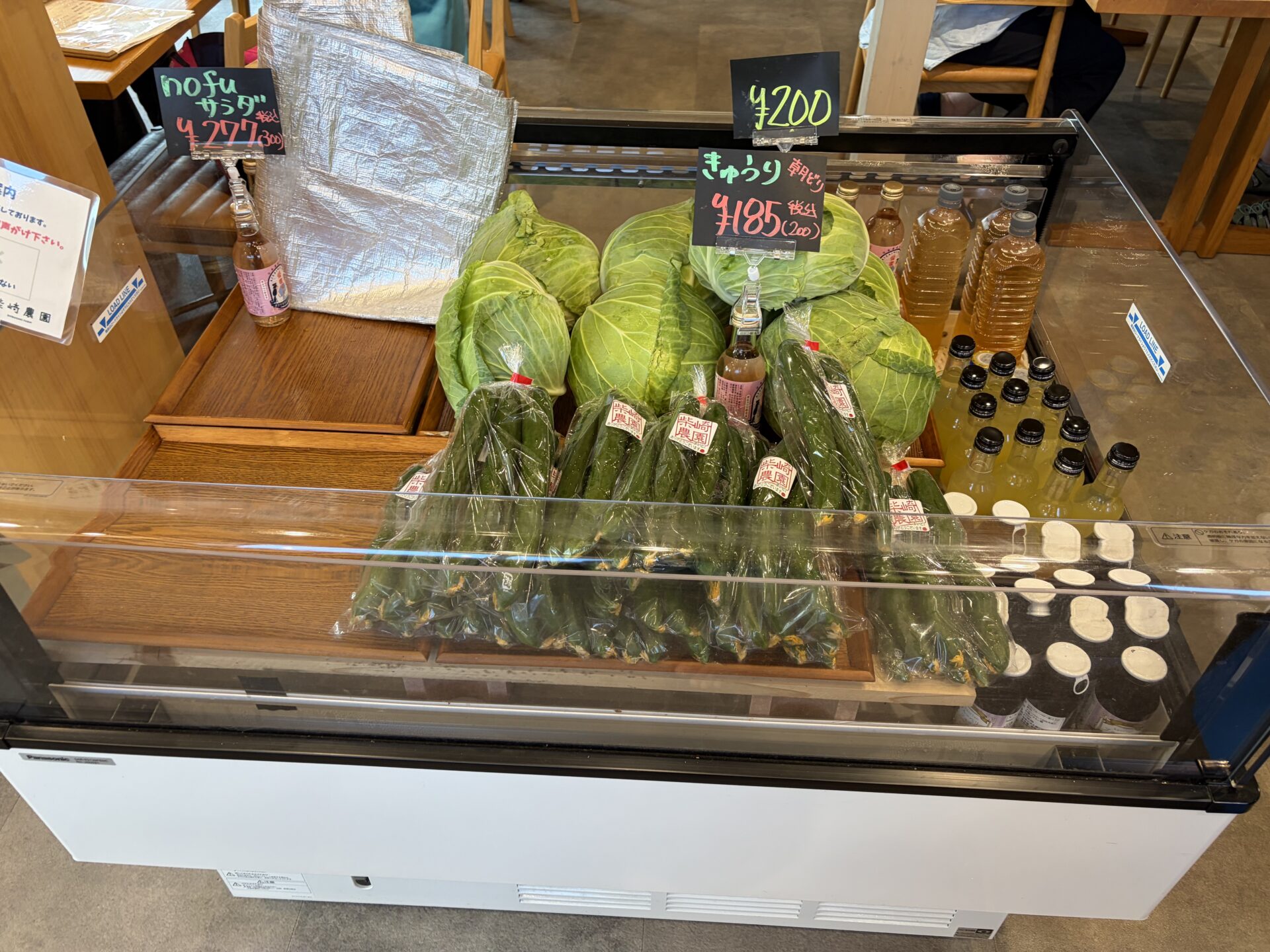 店内の直売コーナー。朝どりきゅうり200円。左側のnofuサラダ置き場は売り切れで空