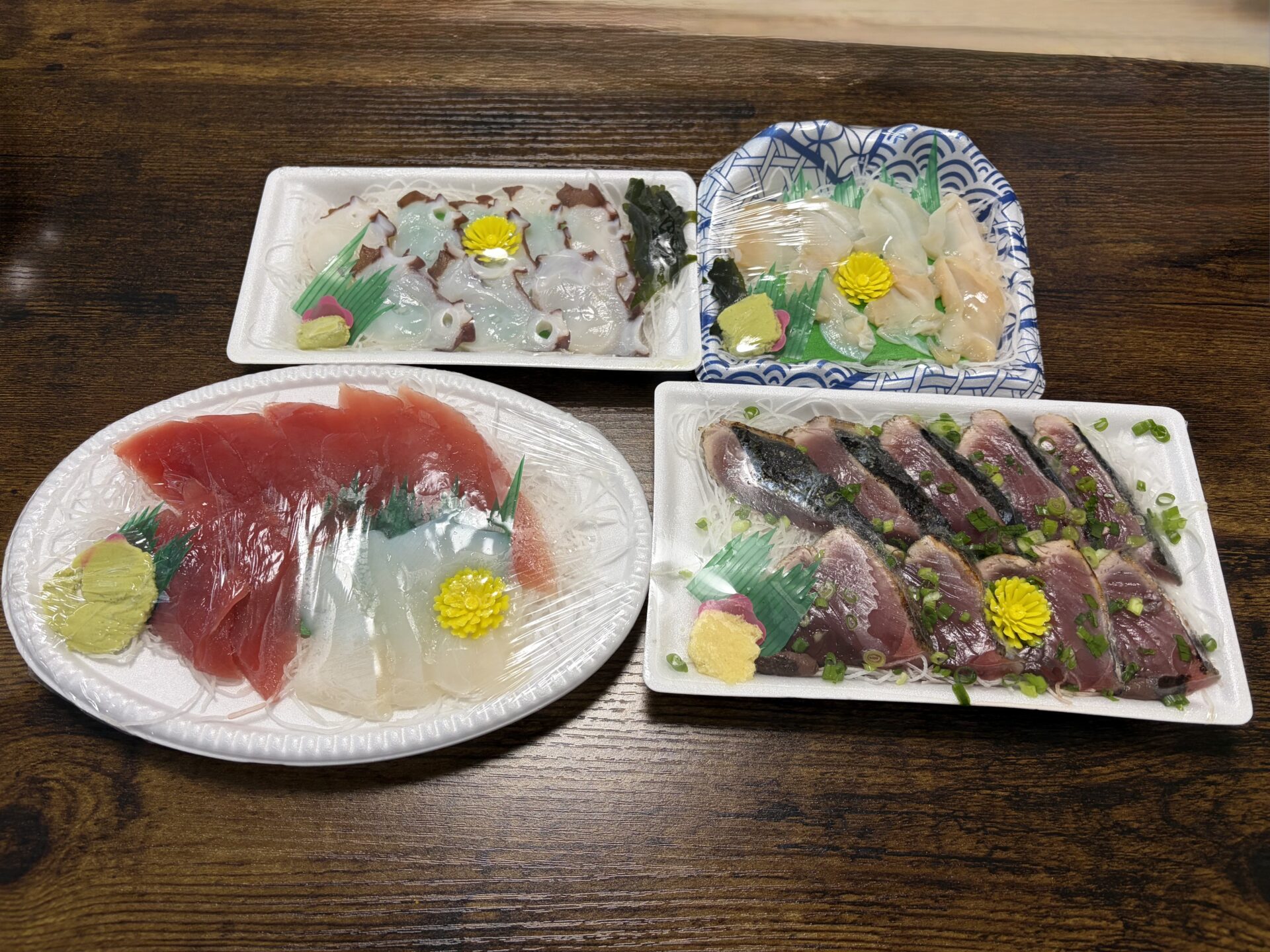 魚店で買った刺身4パック。たこ薄造り・つぶ貝・マグロと赤イカの盛り合わせ・鰹のタタキ