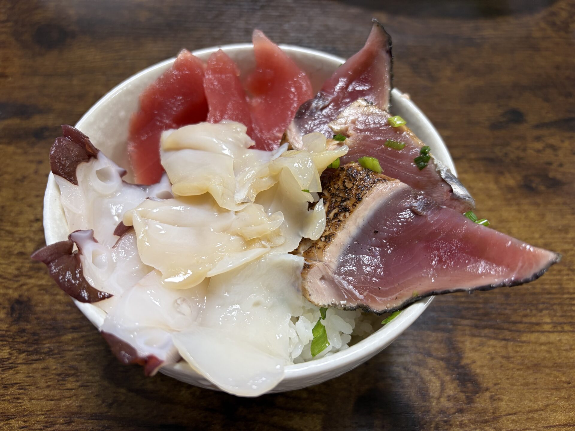 締めは残りを全部のせた自作海鮮丼