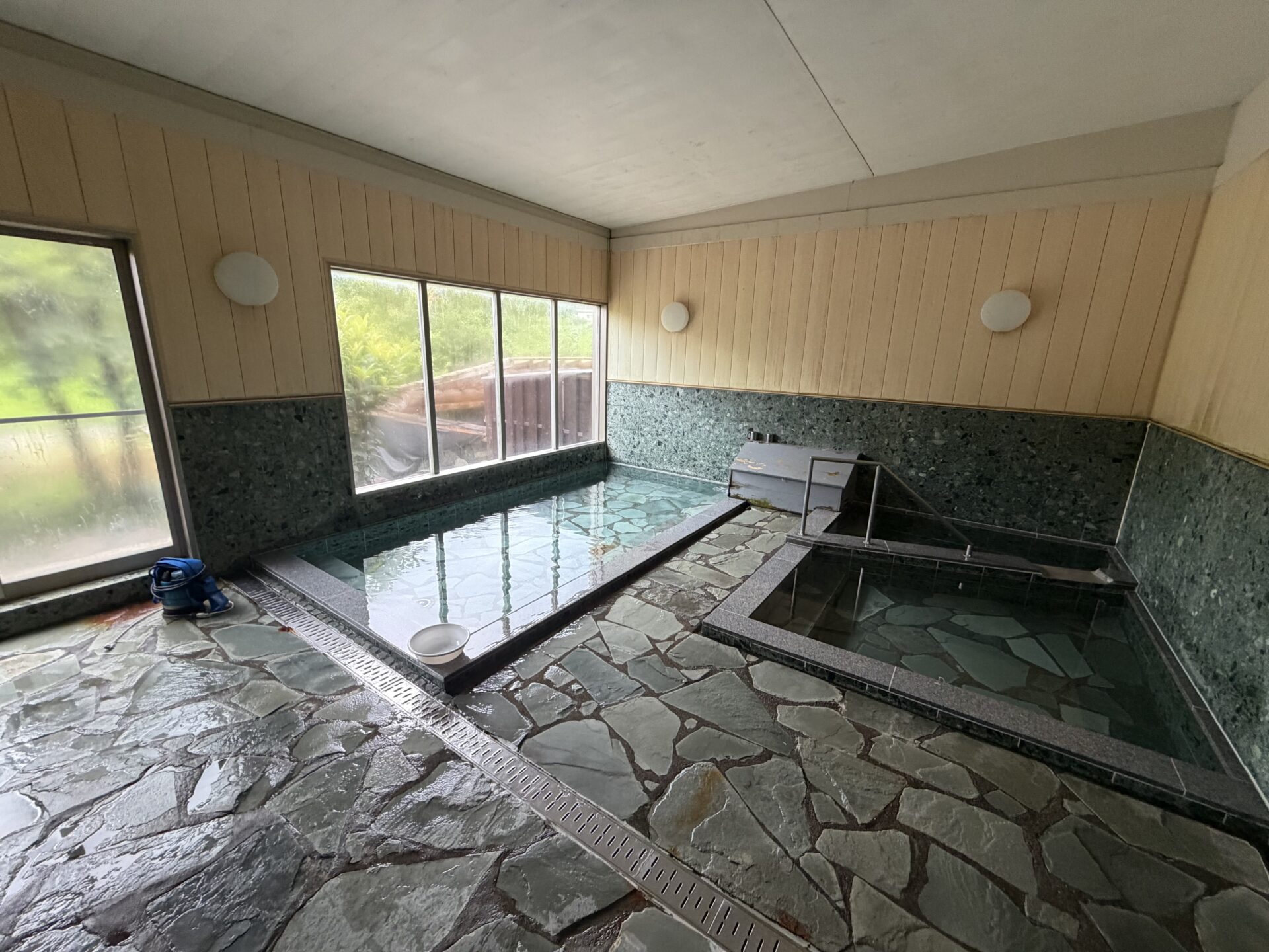 新館男湯の内湯。手前の大浴槽が源泉槽、奥の小さい槽が加温の上がり湯
