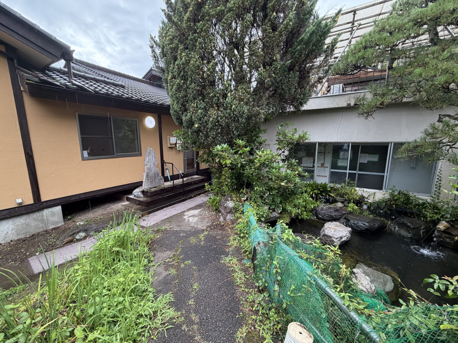 中庭の池と浴室棟。分析書の採水地点は「浴室棟から池の上部に出ている配管」と記されている